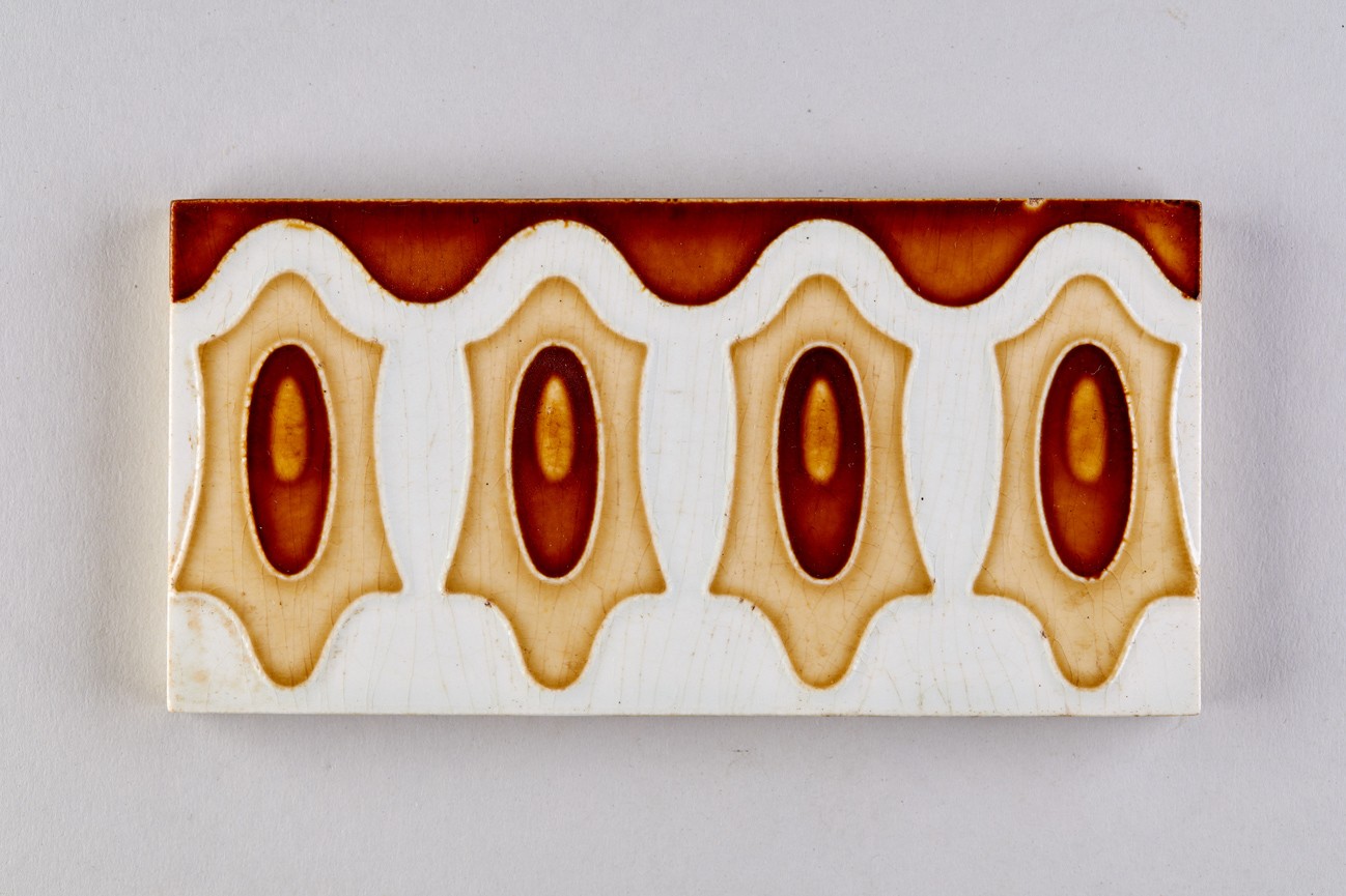 Fries aus geometrischen Formen; Halbfliese (KreisMuseum Zons CC BY-NC-SA)