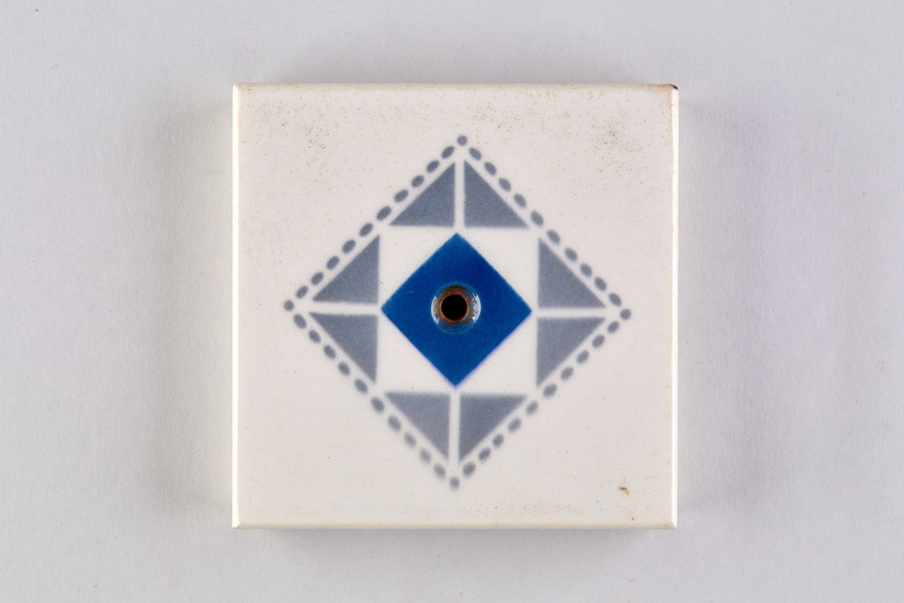 Geometrischer Dekor aus Quadraten und Dreiecken; Herdfliese (KreisMuseum Zons CC BY-NC-SA)