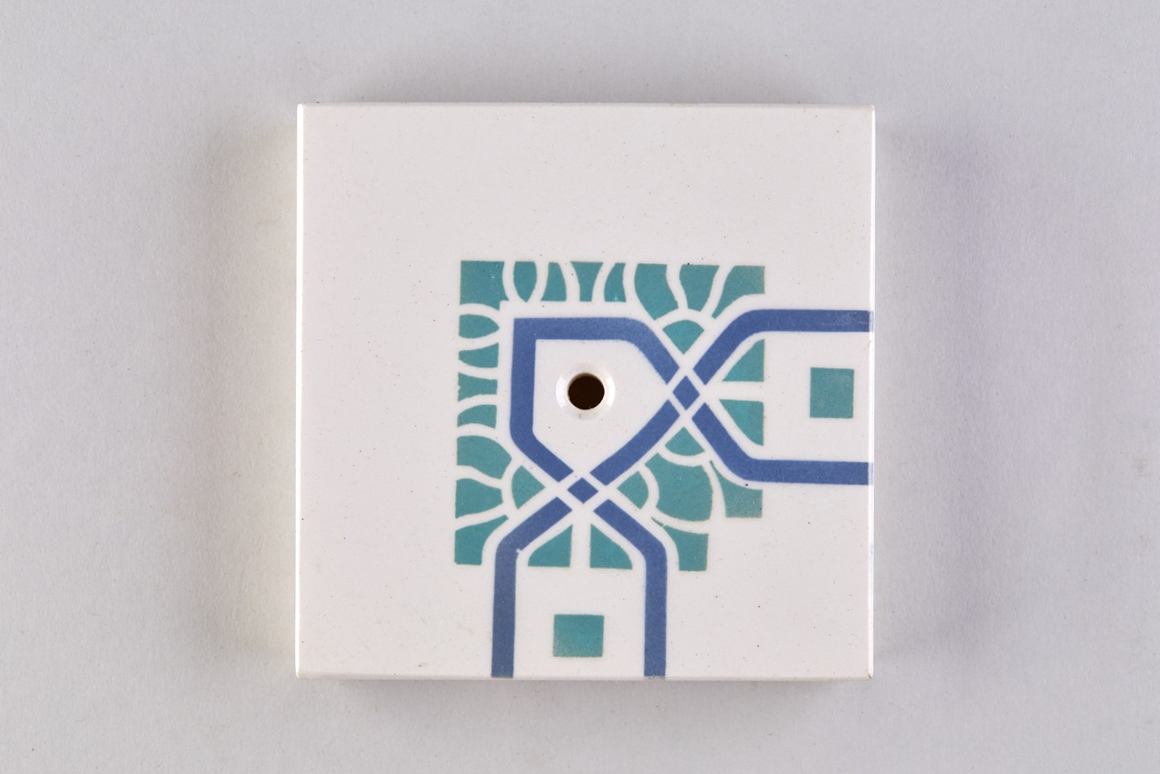Geometrischer Dekor, Flechtband; Eckstück eines Rahmens; Herdfliese (KreisMuseum Zons CC BY-NC-SA)