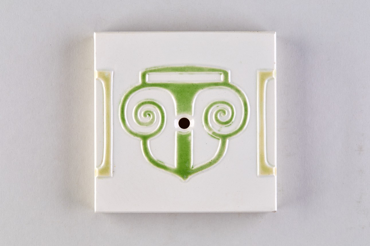 Geometrisch-abstrakter Dekor, "Lyra"; Stück eines Rahmens; Herdfliese (KreisMuseum Zons CC BY-NC-SA)
