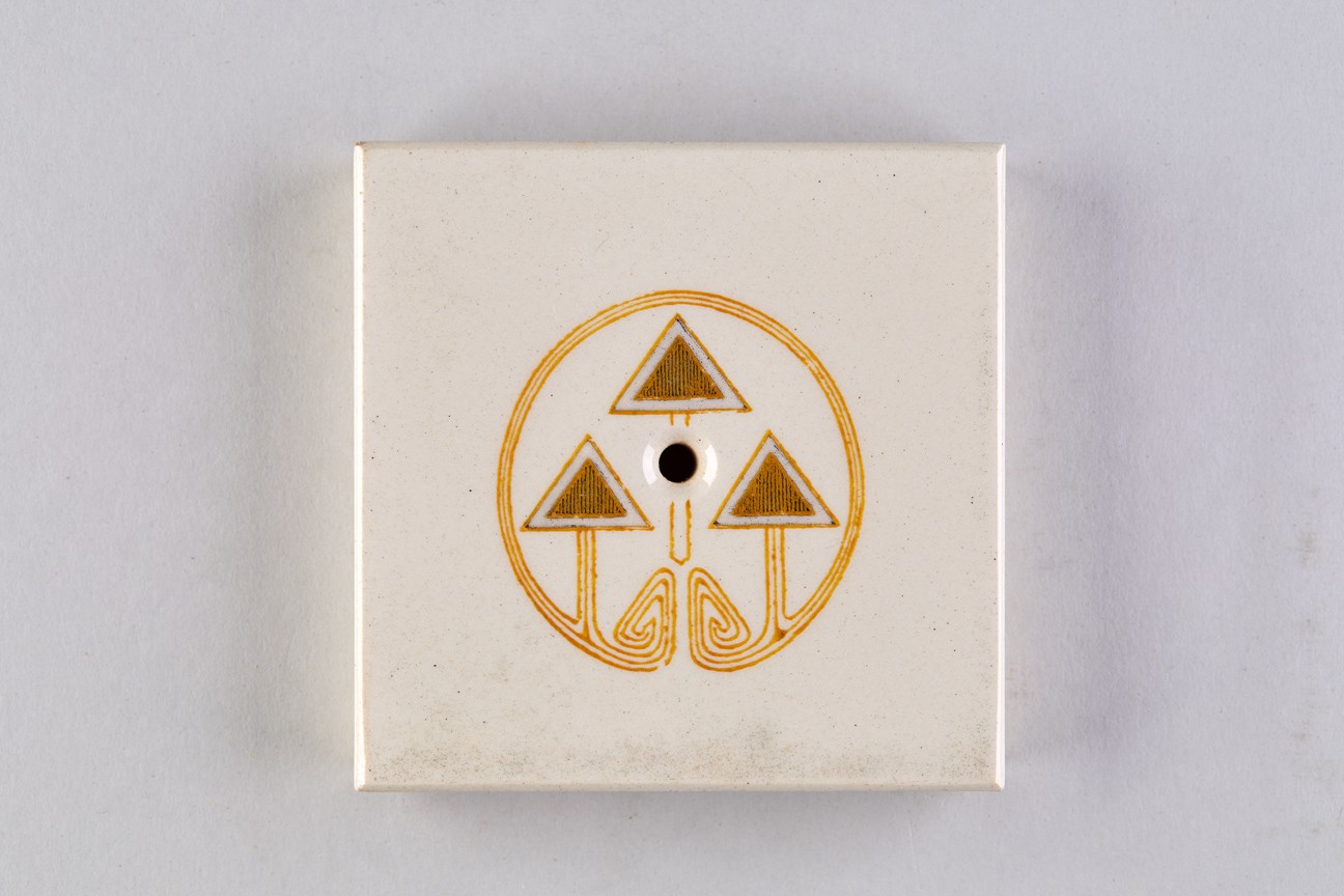 Geometrischer Dekor, drei Dreiecke in einem Kreis; Herdfliese (KreisMuseum Zons CC BY-NC-SA)