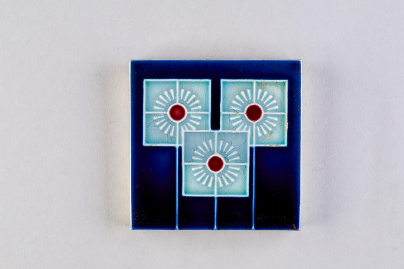 Geometrischer Dekor, drei Quadrate, darin Kreise mit Strahlenkranz (KreisMuseum Zons CC BY-NC-SA)