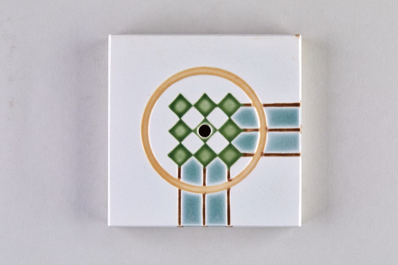 Geometrischer Dekor, Kreis, Quadrate, Band; Eckstück eines Rahmens; Herdfliese (KreisMuseum Zons CC BY-NC-SA)