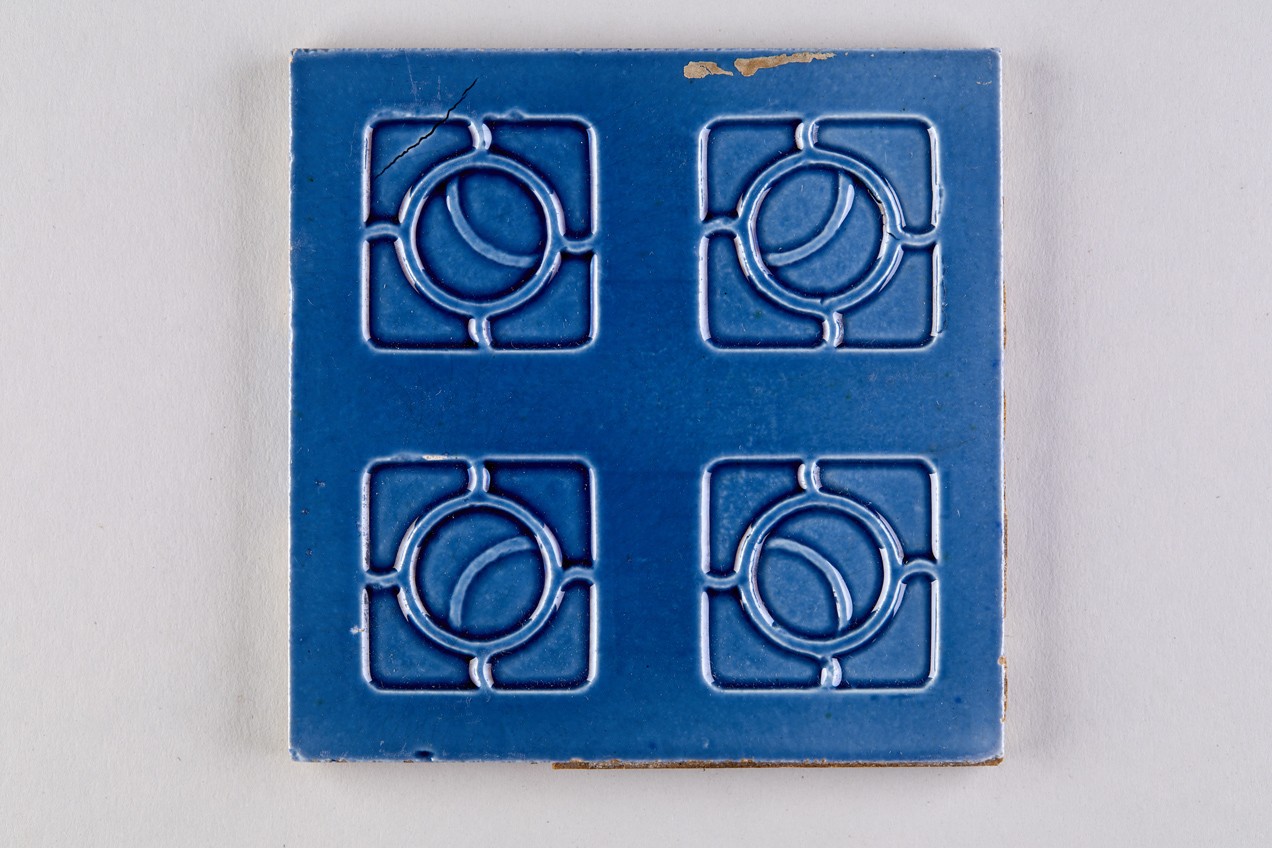 Geometrischer Dekor; Mittelachsenkreuz, vier Quadrate mit gerundeten Ecken, darin Kreise (KreisMuseum Zons CC BY-NC-SA)