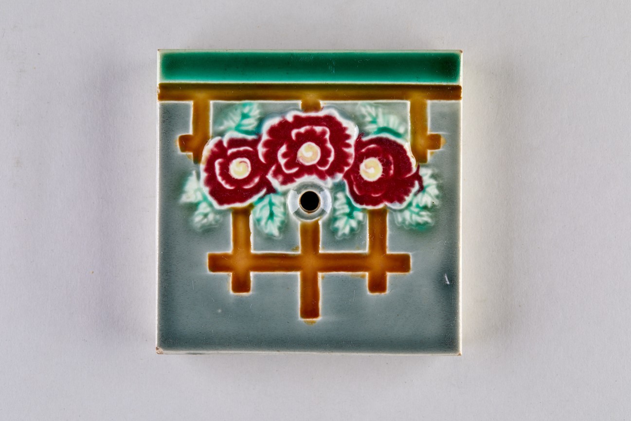 Rosenspalier; Stück eines Rahmens; Herdfliese (KreisMuseum Zons CC BY-NC-SA)