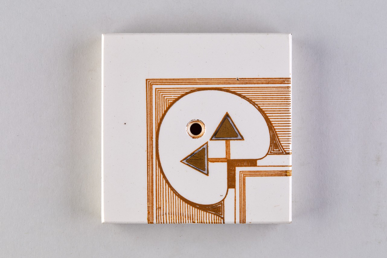 Schmuckband, geometrische Formen, "Tannenbäumchen"; Rapport; Eckstück eines Rahmens; Herdfliese (KreisMuseum Zons CC BY-NC-SA)