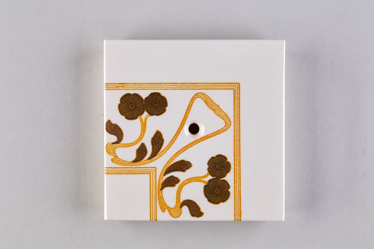 Schmuckband mit Rankenornament und floralem Motiv; Eckstück eines Rahmens; Herdfliese (KreisMuseum Zons CC BY-NC-SA)