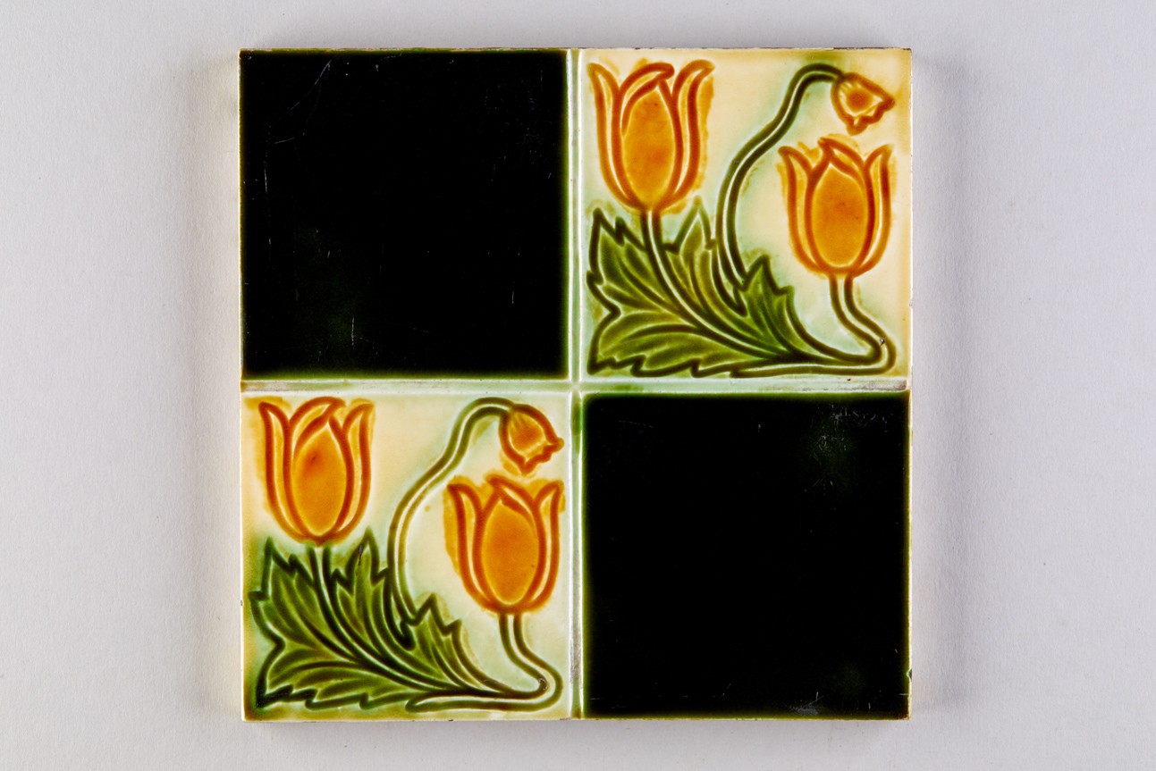 Florales Motiv mit drei Blüten; Vierfeldfliese (KreisMuseum Zons CC BY-NC-SA)