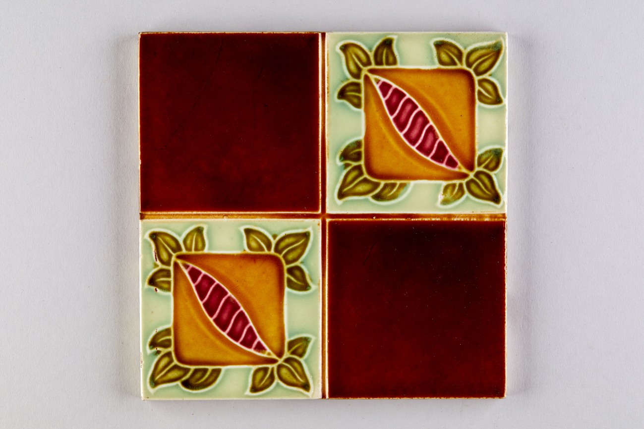 Granatapfel, geometrisch stilisiert; Vierfeldfliese (KreisMuseum Zons CC BY-NC-SA)