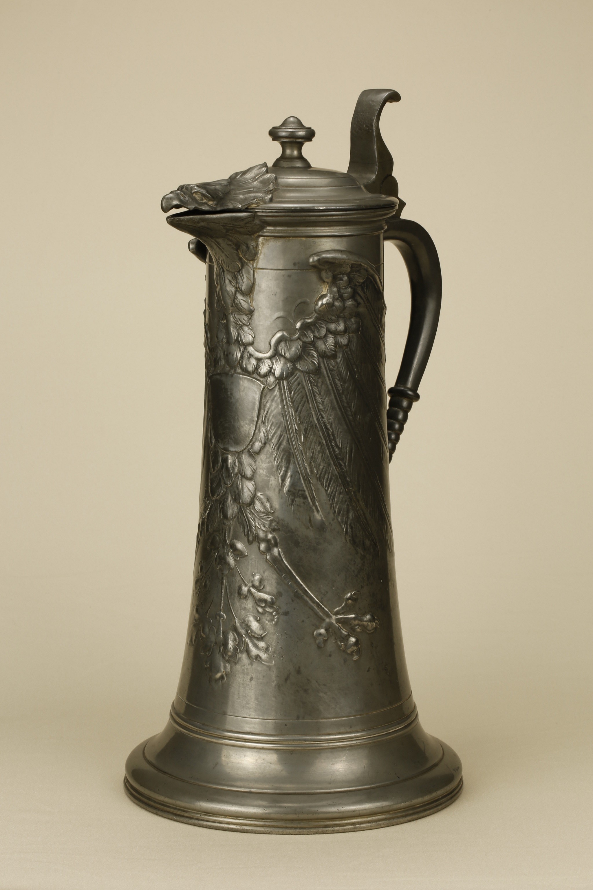 Kanne mit heraldischem Adler. Kaiserzinn 4015 (KreisMuseum Zons CC BY-NC-SA)