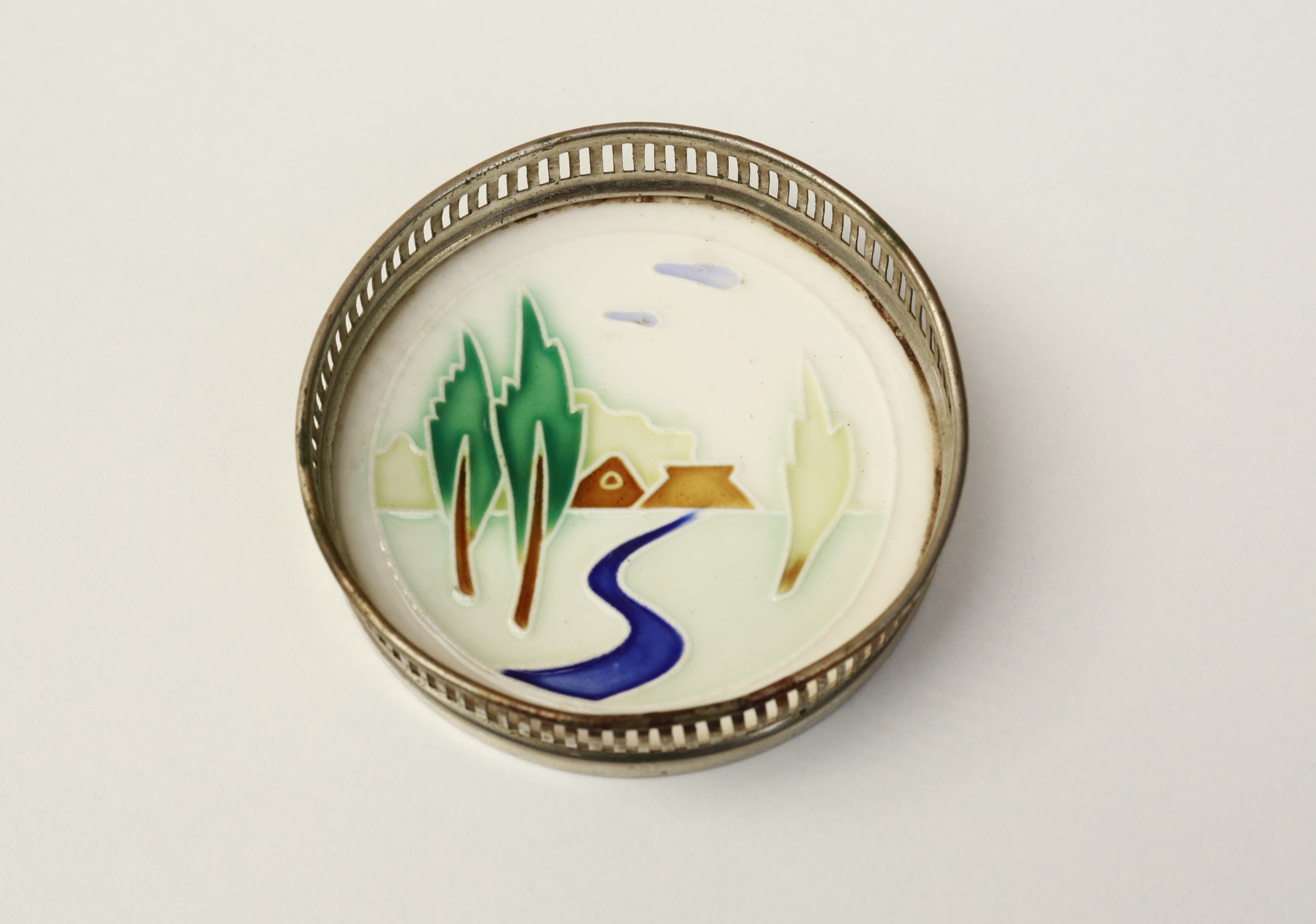 Landschaft, stilisiert, Rundbild; Glasuntersetzer aus Keramik mit Metallmontur (KreisMuseum Zons CC BY-NC-SA)