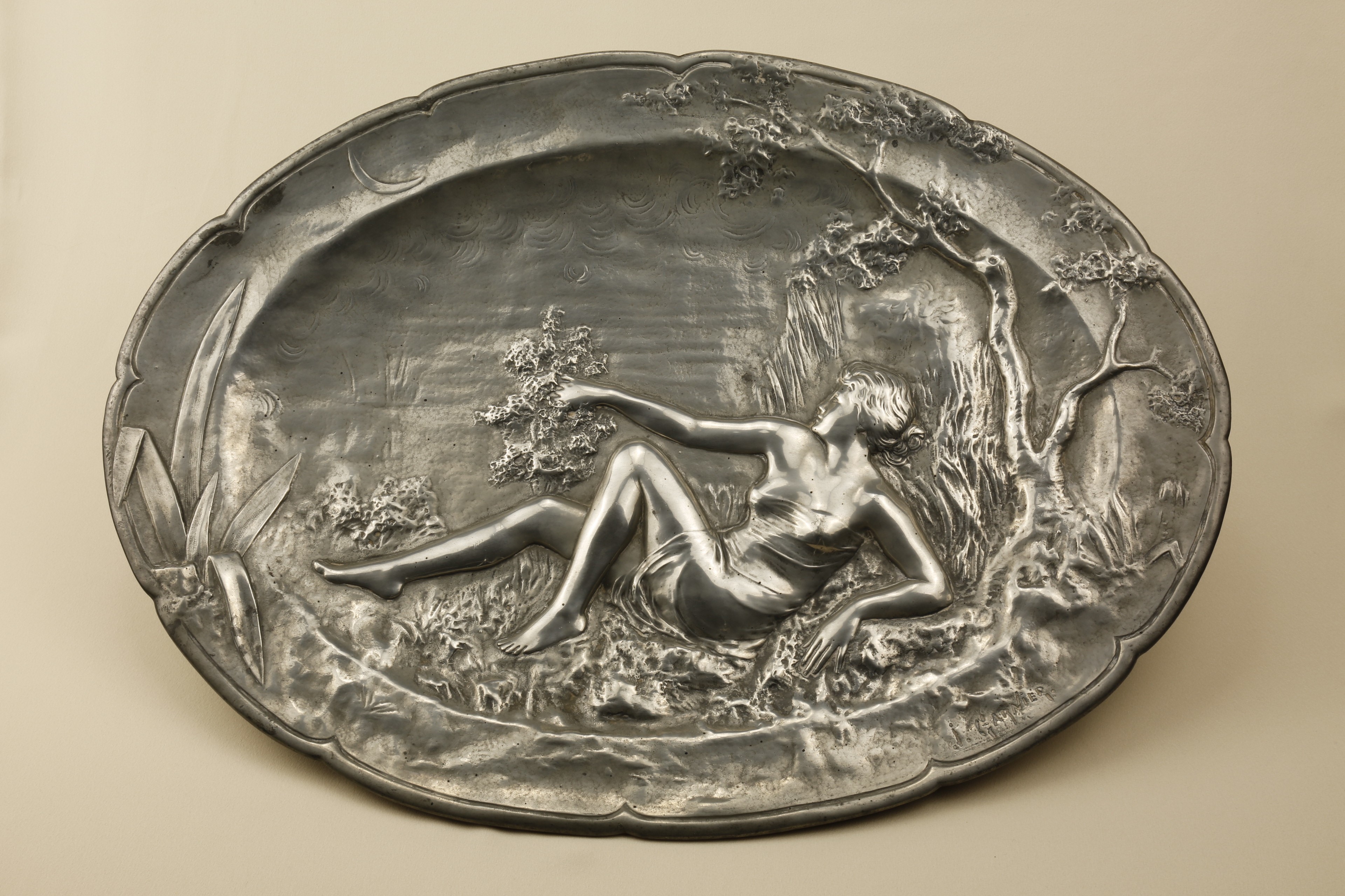 Reliefschale, Dekor: Liegende Frau an einem Seeufer. Kayserzinn 4013 (KreisMuseum Zons CC BY-NC-SA)