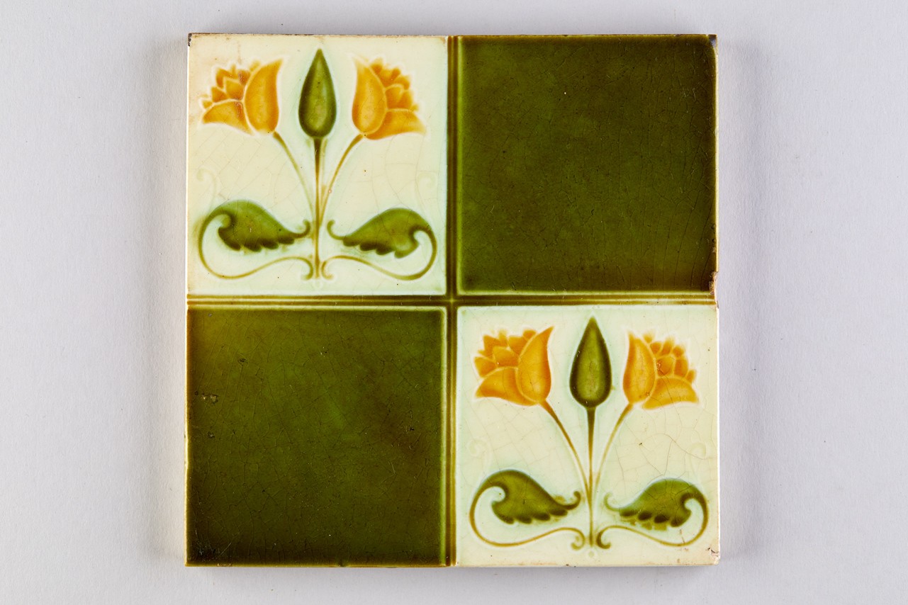 Tulpe, stilisiert, zwei Blüten, eine Knospe, symmetrisches Ornament; Vierfeldfliese (KreisMuseum Zons CC BY-NC-SA)