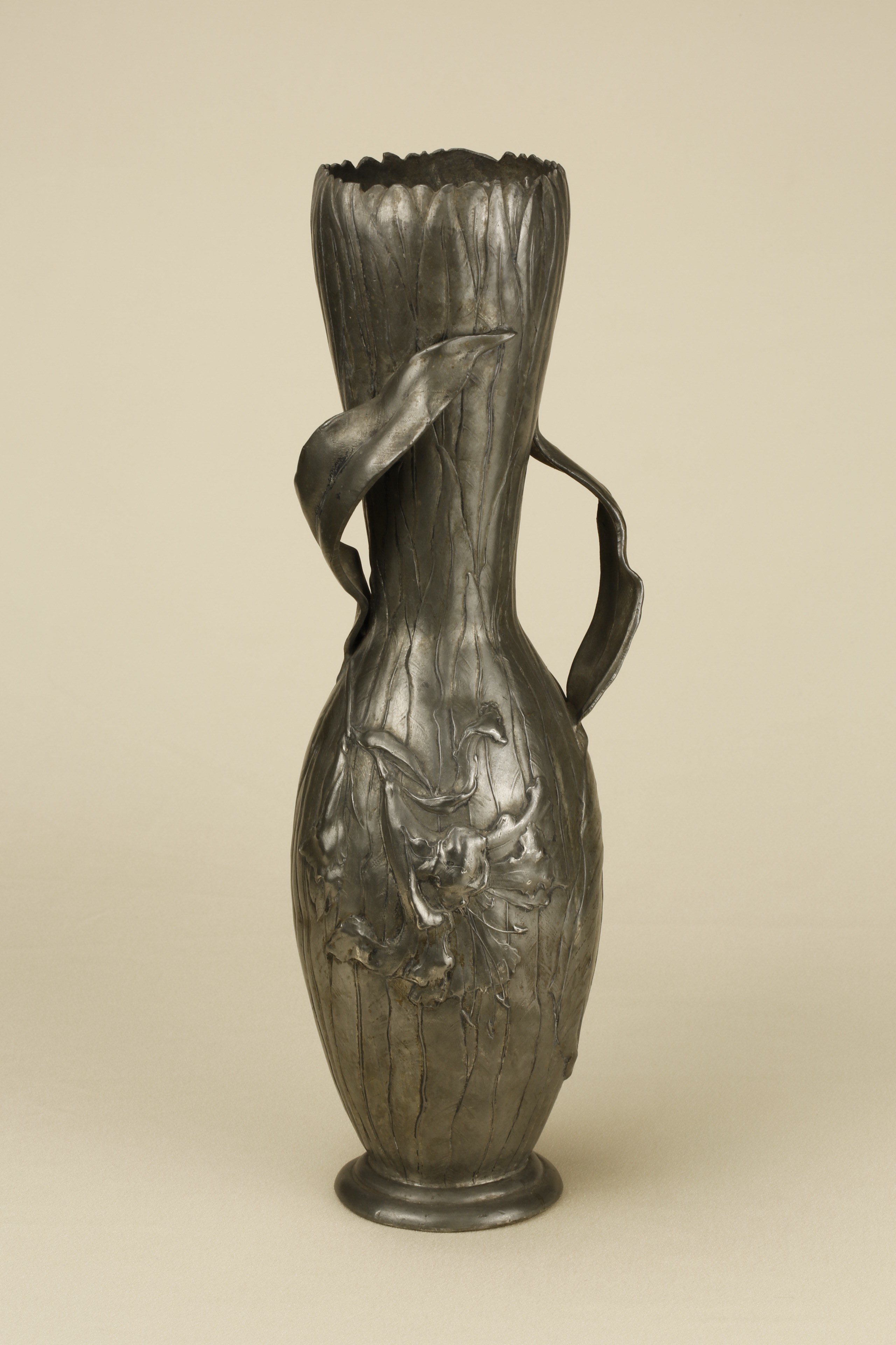 Vase mit Papageientulpen. Kaiserzinn 4017 (KreisMuseum Zons CC BY-NC-SA)