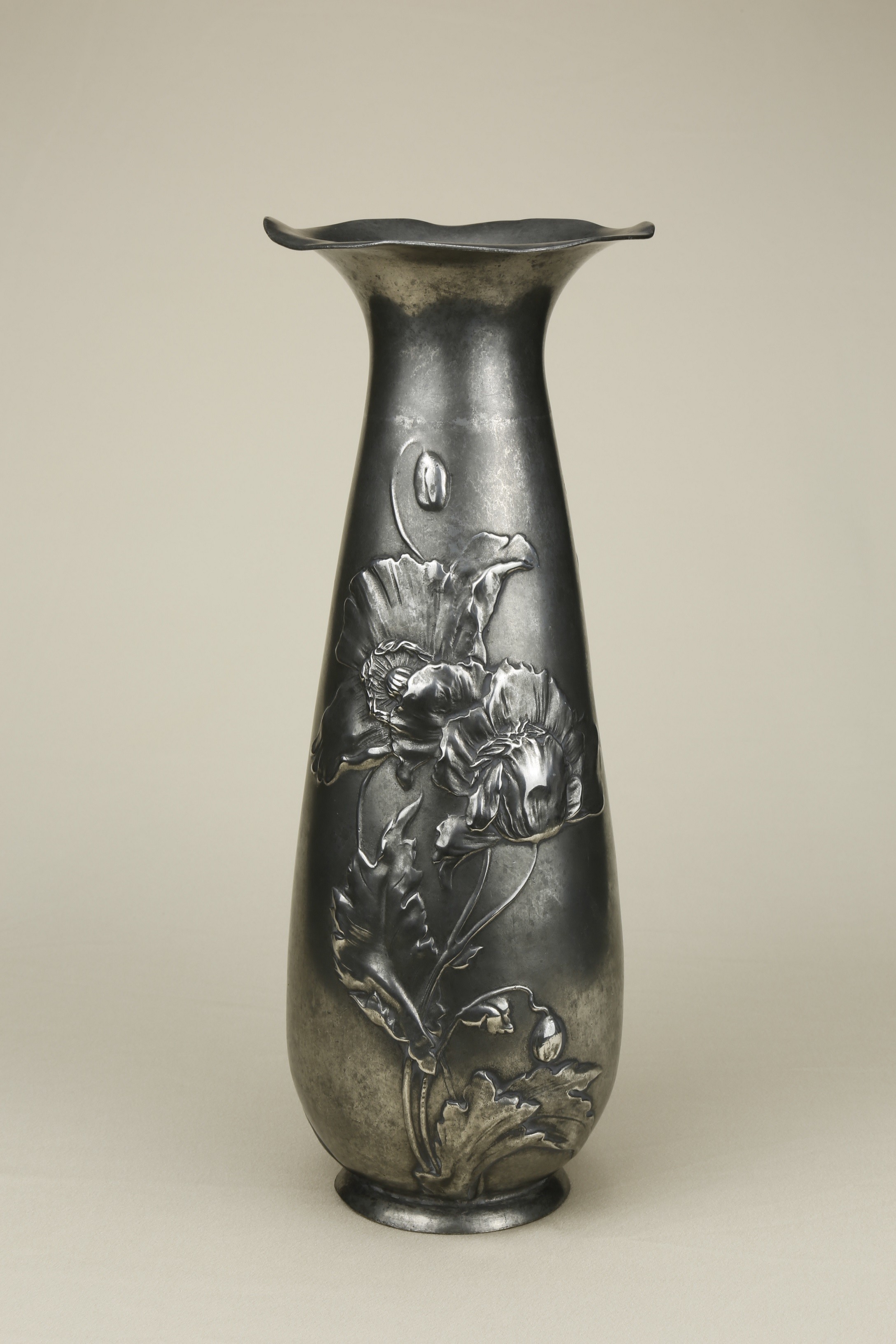 Vase mit Mohn und Iris. Kayser 4091 (KreisMuseum Zons CC BY-NC-SA)