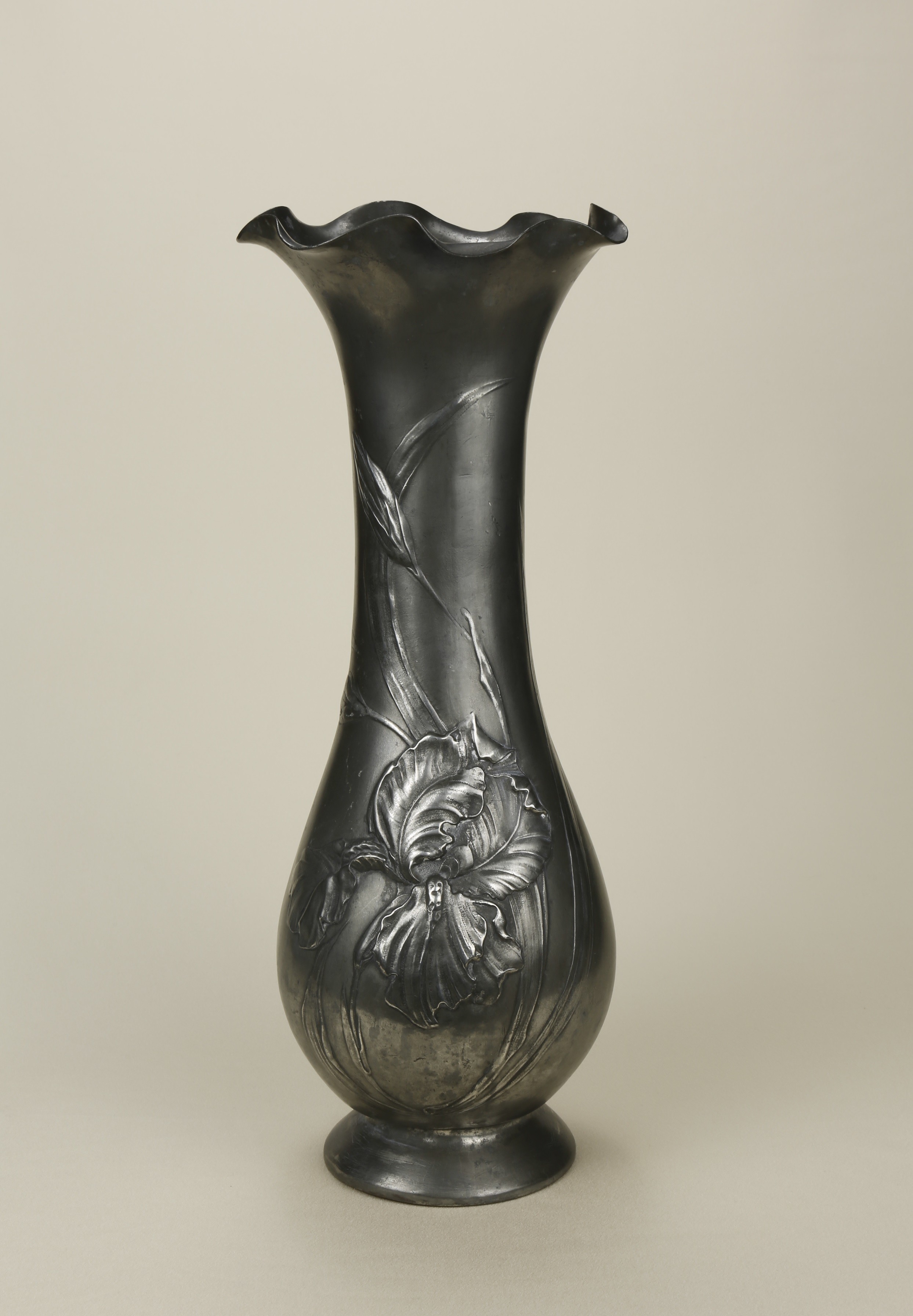 Vase mit Schwertlilien. Kayser 4079 (KreisMuseum Zons CC BY-NC-SA)