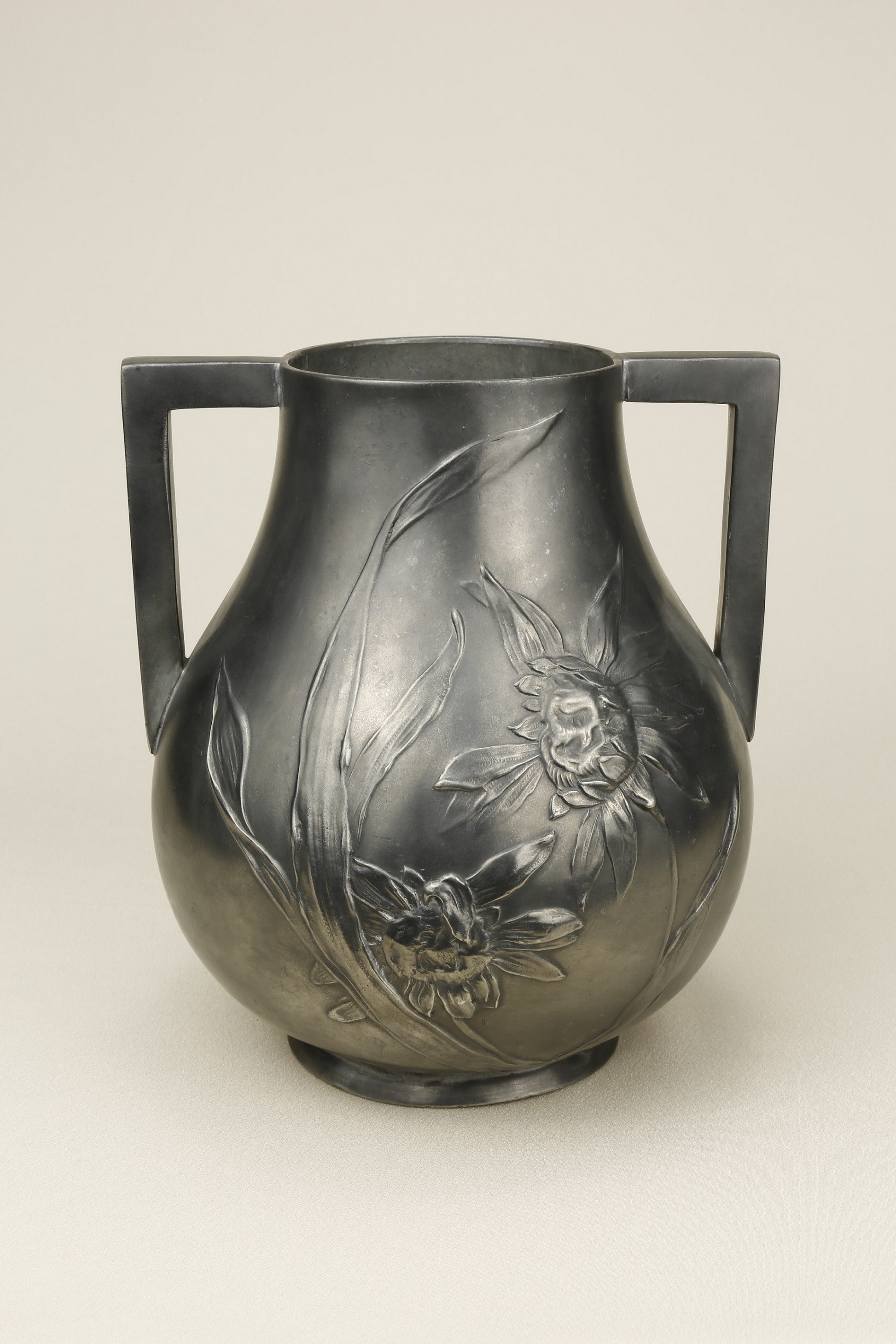 Vase mit zwei Henkeln, Margueriten- und Mohnblüten. Kayser 4082 (KreisMuseum Zons CC BY-NC-SA)