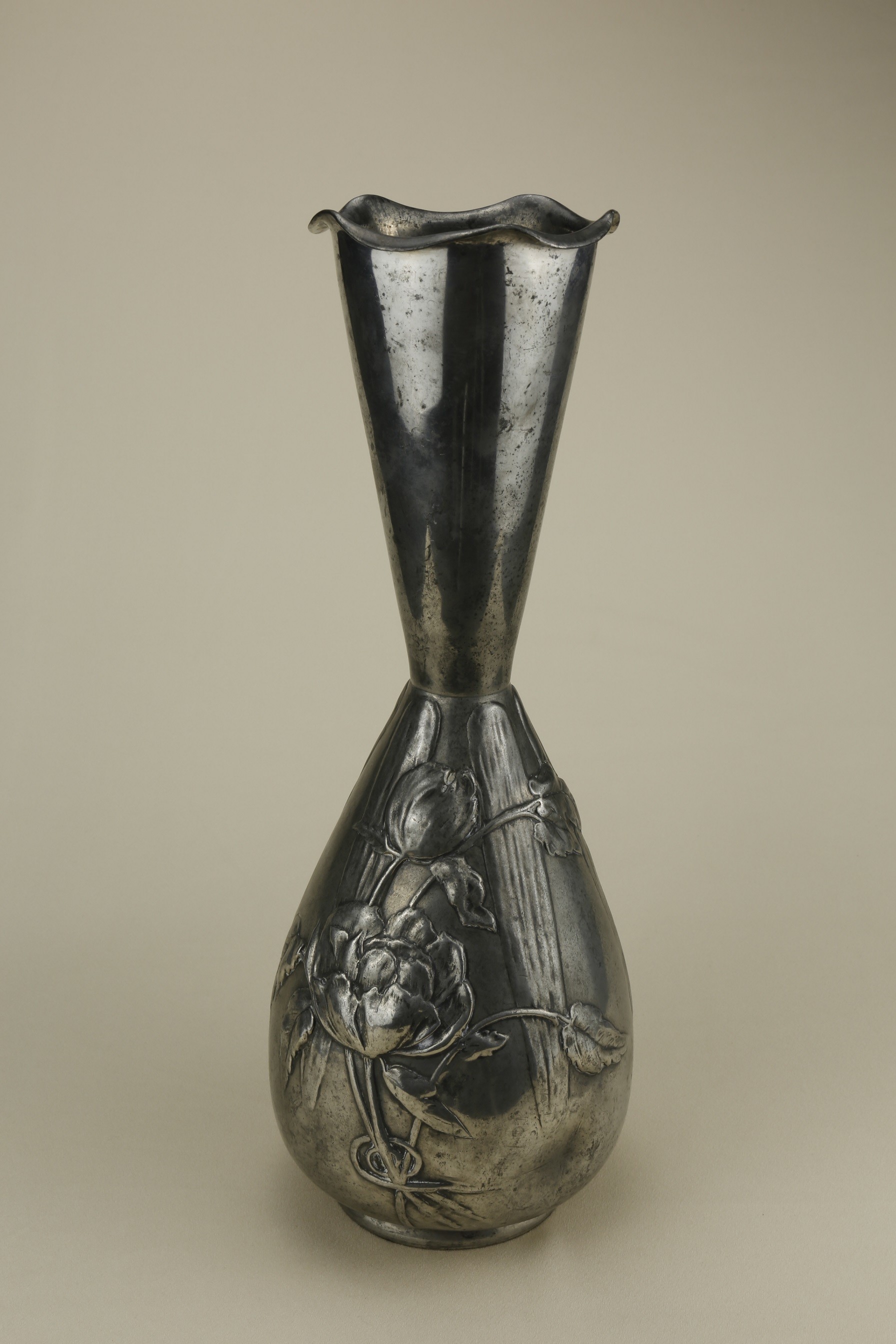 Vase mit Trollblumen. Kayser 4103 (KreisMuseum Zons CC BY-NC-SA)