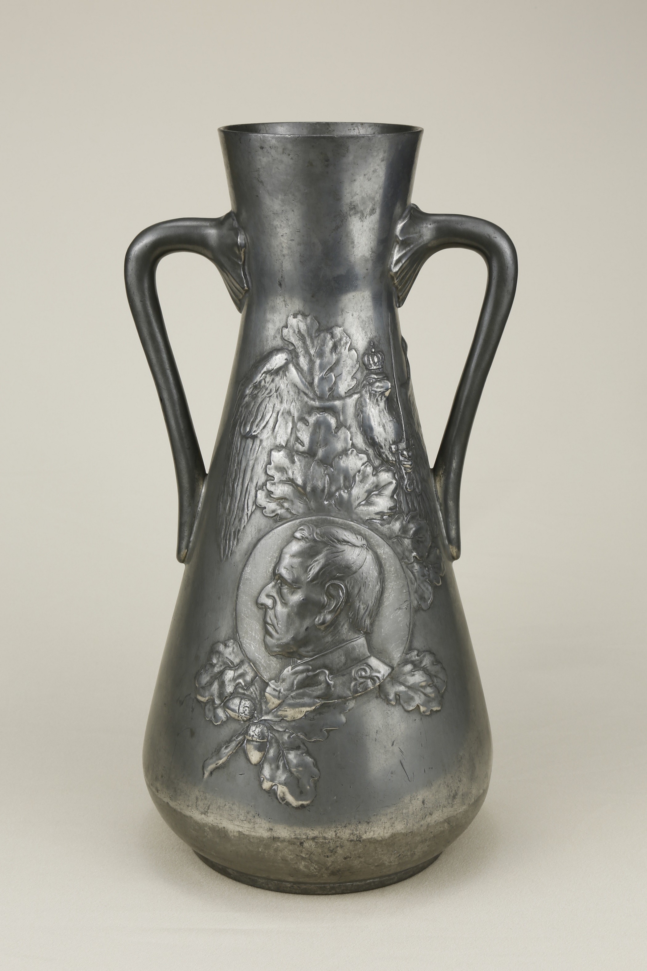Vase / Moltkevase mit Portrait von Moltke, Eichenzweig und Reichsadler. Kayser 4108 (KreisMuseum Zons CC BY-NC-SA)