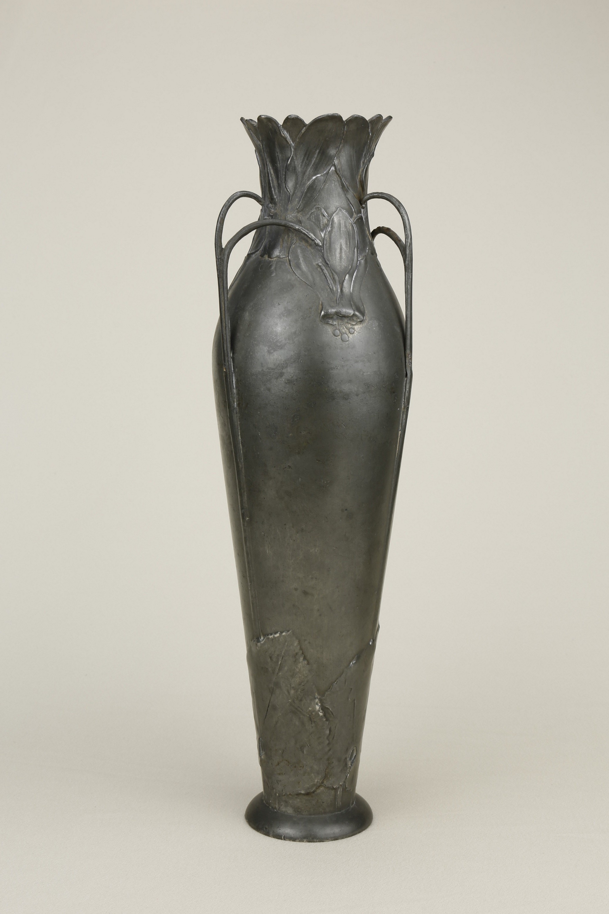 Vase mit Alpenveilchen. Kayser 4229 (KreisMuseum Zons CC BY-NC-SA)