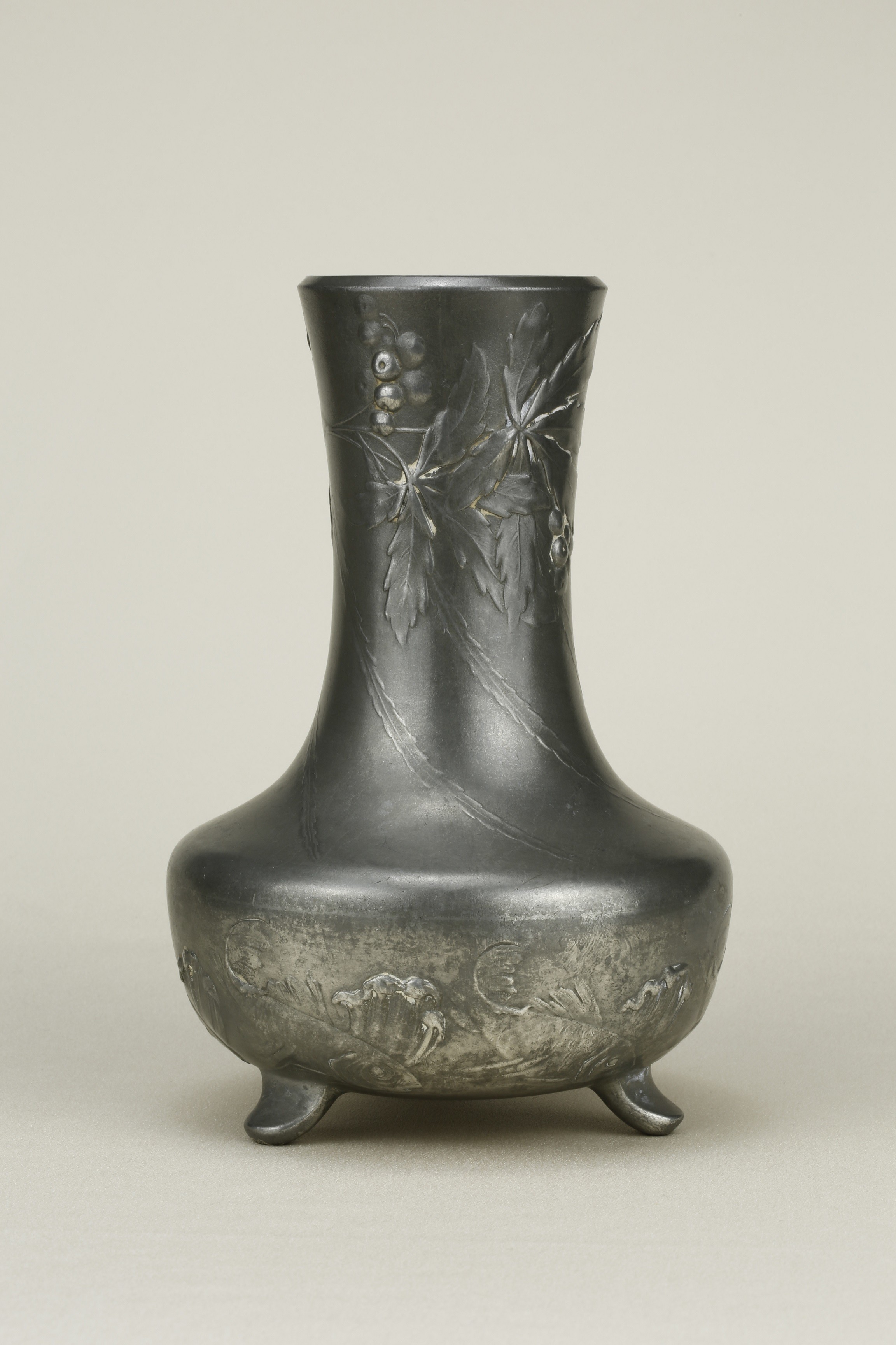 Vase mit Fischen und Ebereschenzweigen. Kayser 4164 (KreisMuseum Zons CC BY-NC-SA)