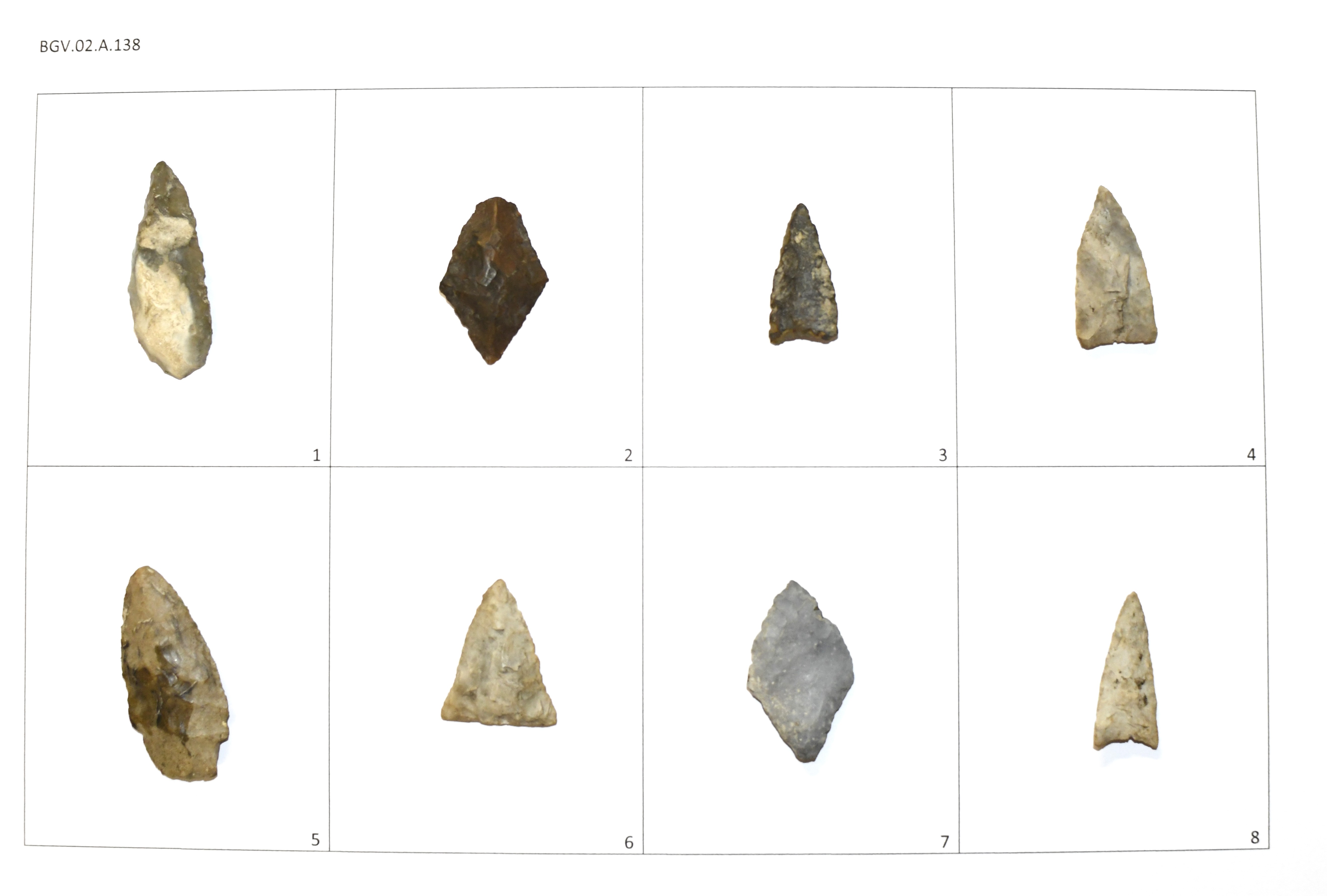Pfeilspitzen verschiedener Gesteine ((C) Sammlung Bergischer Geschichtsverein e.V. CC BY-NC)