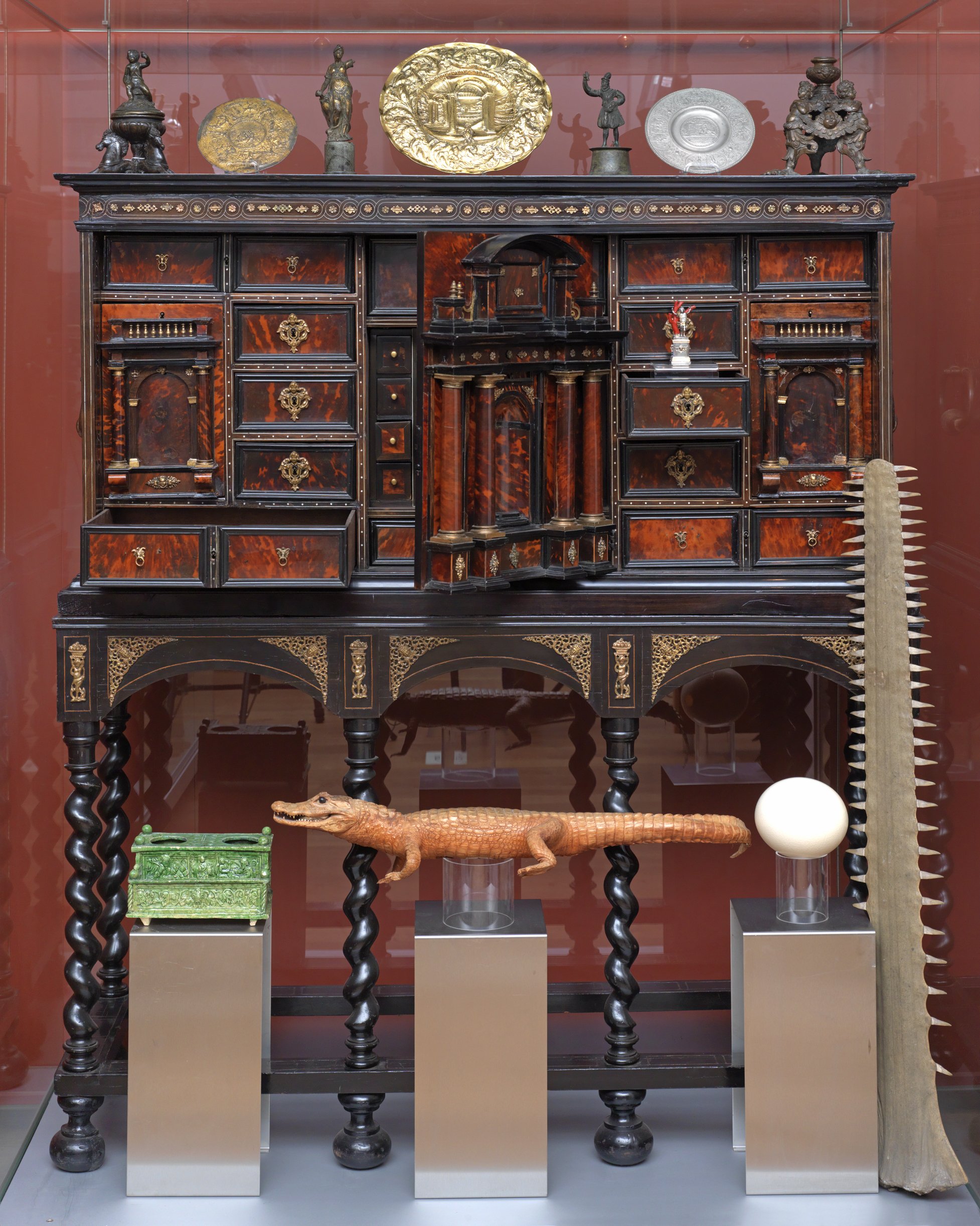 Kabinettschrank mit Schildpattfurnier (Städtisches Museum Schloss Rheydt CC0)