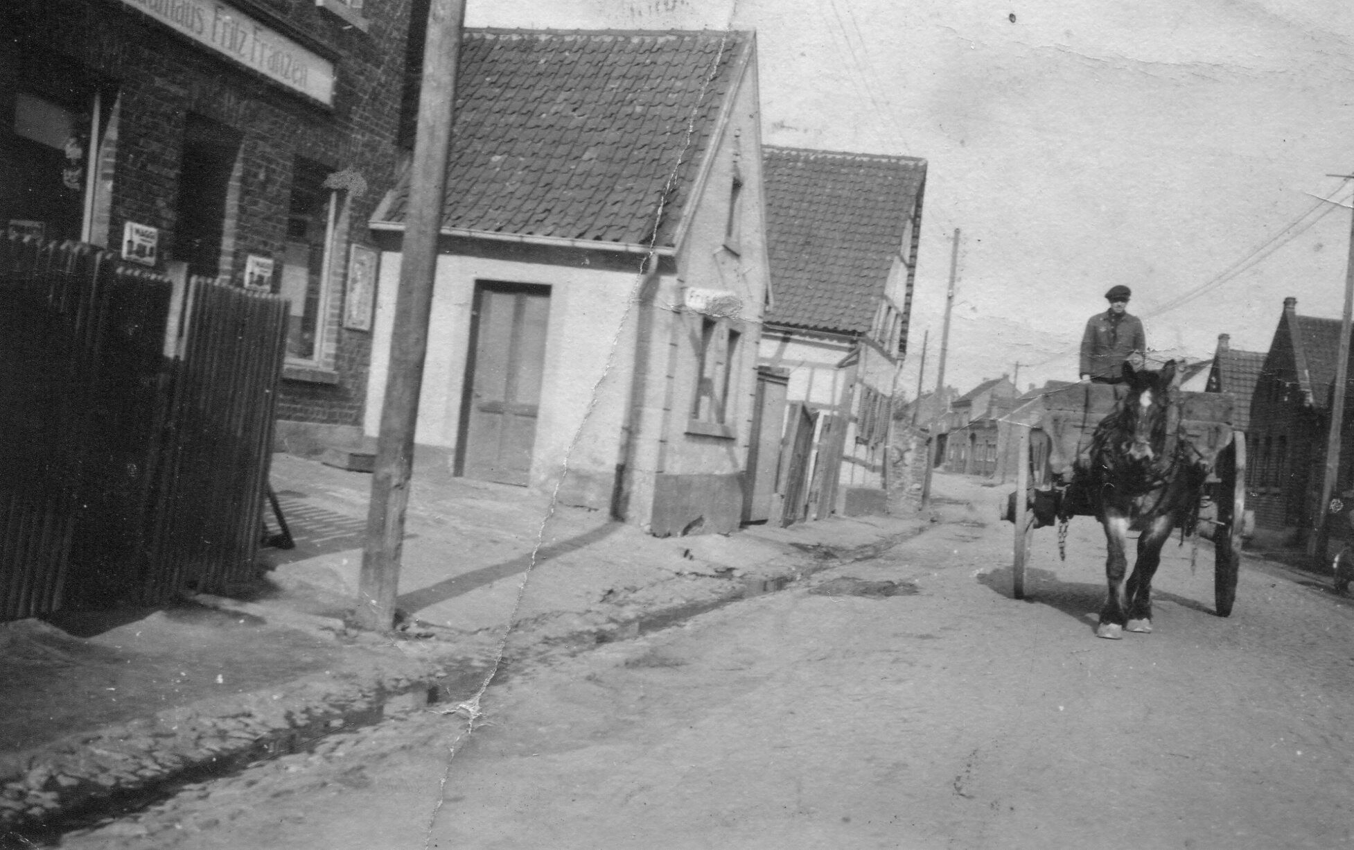 Erftstraße mit Pferdefuhrwerk in Jahr 1946 (Heimatmuseum Sindorf CC BY-NC-SA)