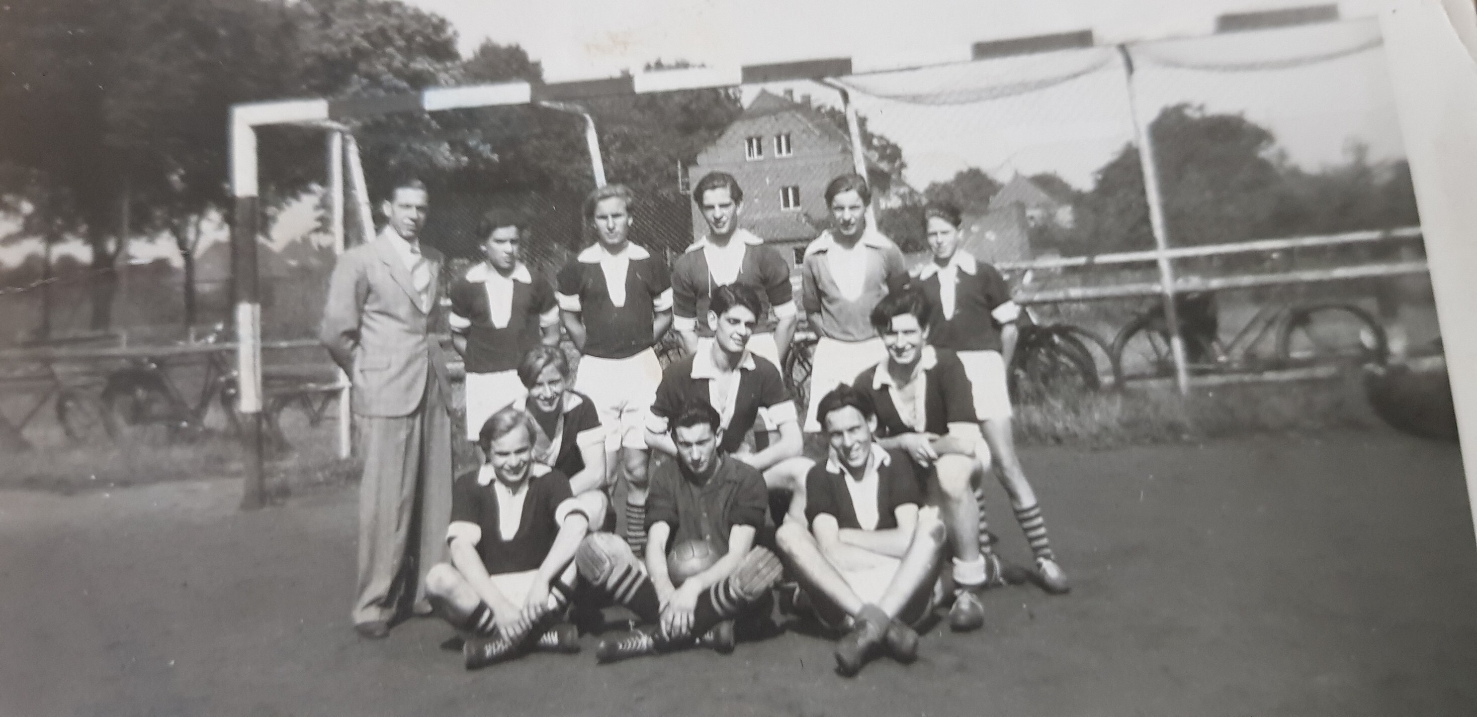 VfL Sindorf - Fußballmannschft - Anfang der 1950er Jahre (Lutz Hujer CC BY-NC-SA)