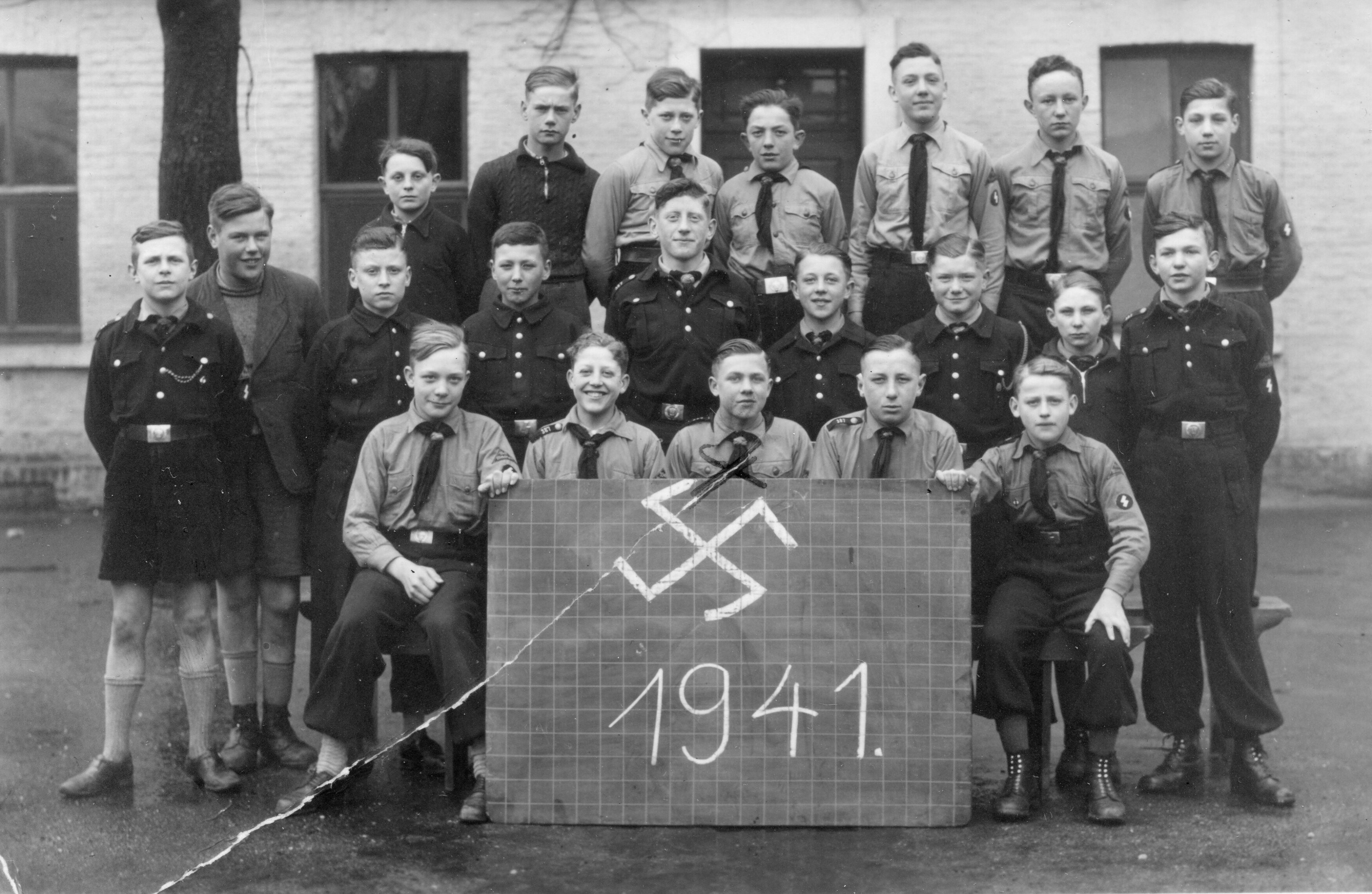 Schülergruppe vor der alten Volksschule | 1941 (Heimatmuseum Sindorf CC BY-NC-SA)