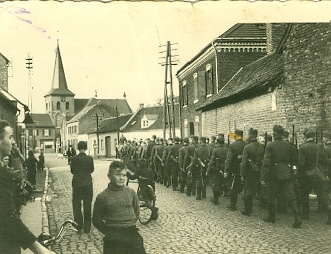 Soldaten marschieren über die Kerpener Straße (Heimatmuseum Sindorf CC BY-NC-SA)