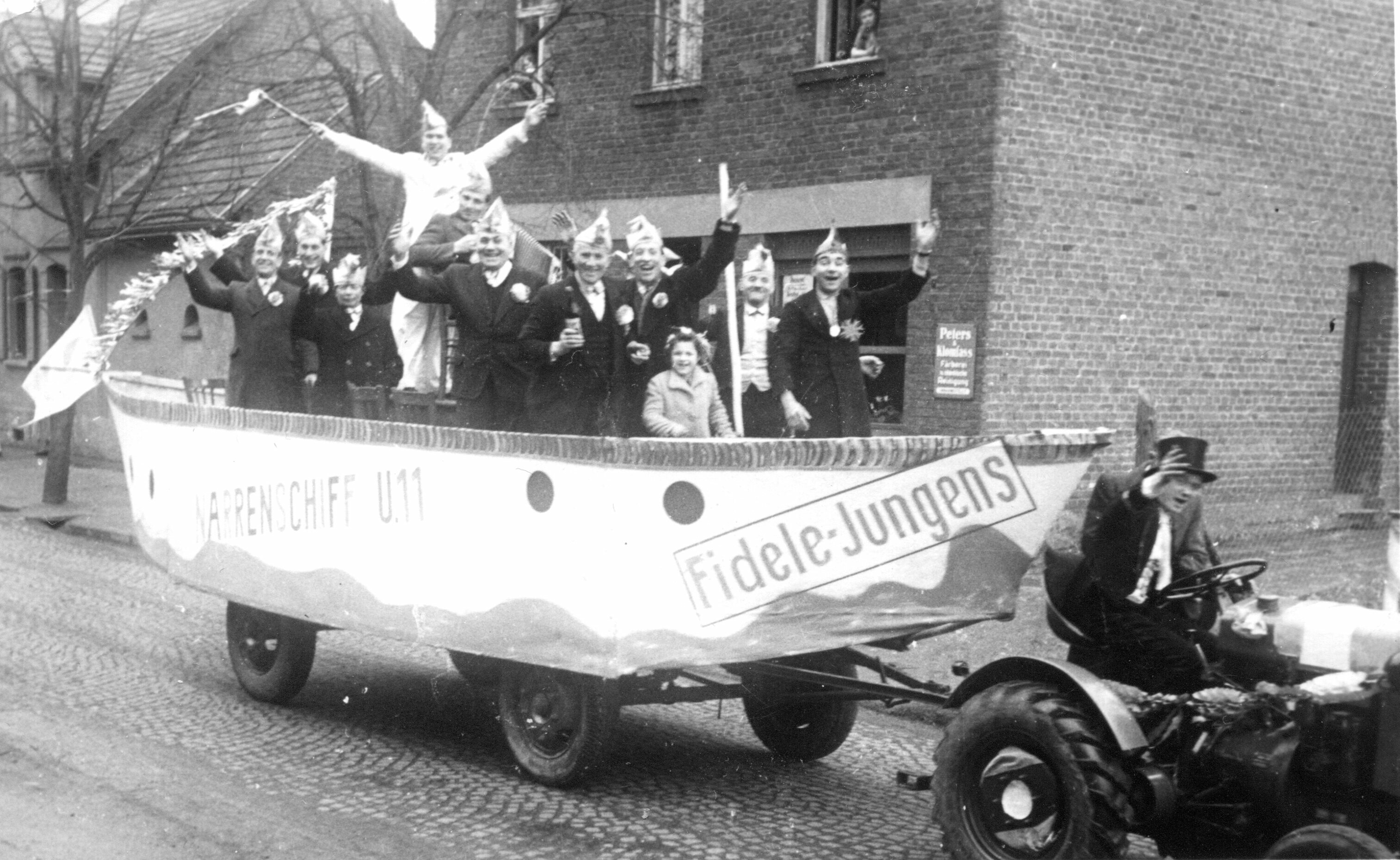 Karnevalszug | Wagen der Fidele Jungen(s) | 1949 (Heimatmuseum Sindorf CC BY-NC-SA)