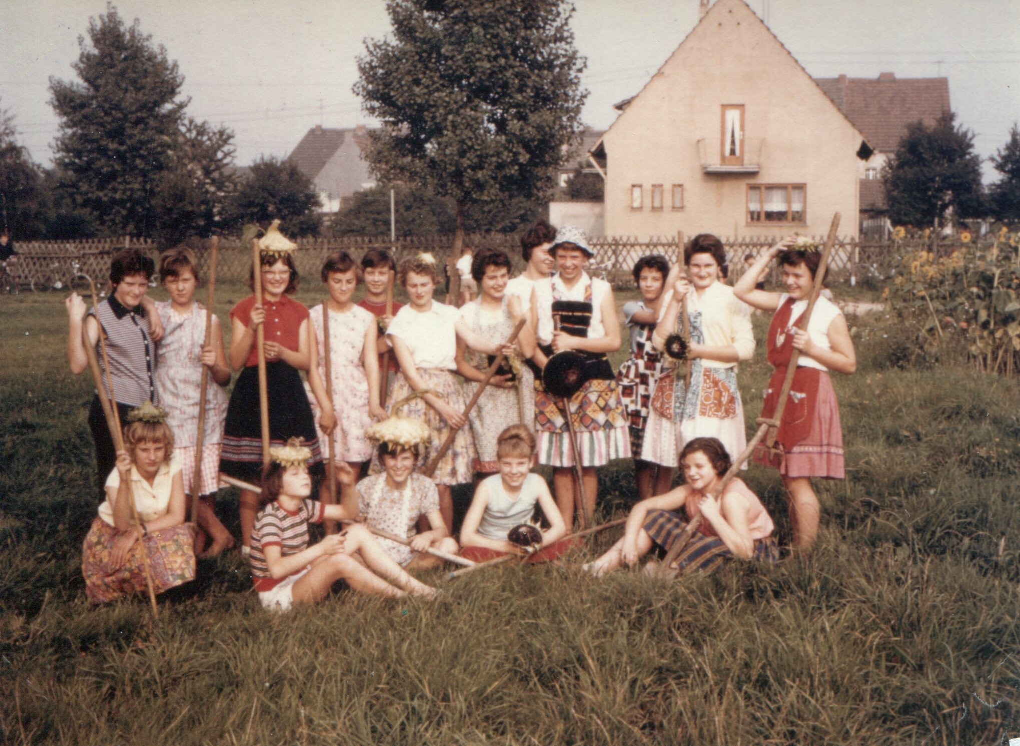 Schulen | Schülerinnen | Fach Gartenarbeit | 1960 (Heimatmuseum Sindorf CC BY-NC-SA)