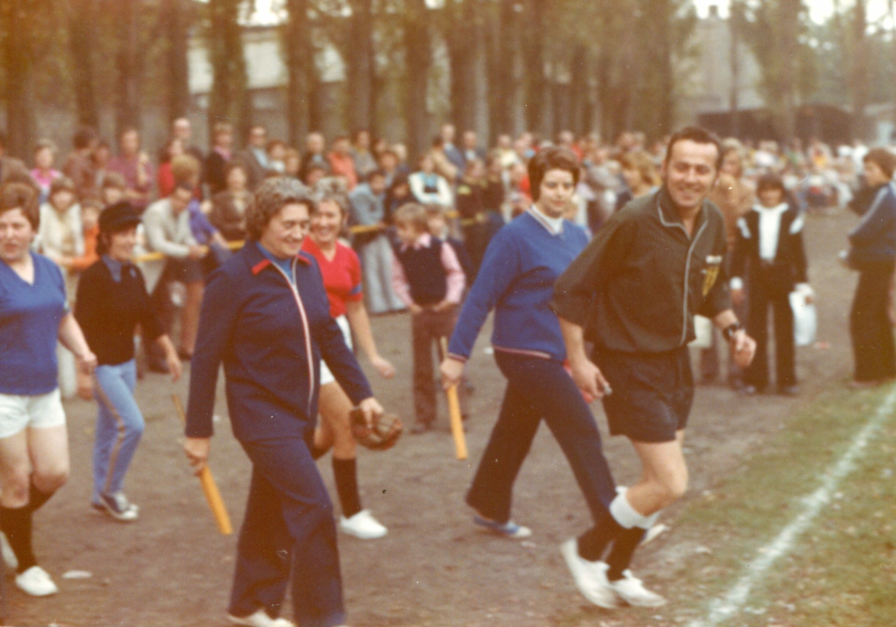 Fußball | Fußballspiel des Frauenchors | Die Dicken gegen die Dünnen (Heimatmuseum Sindorf CC BY-NC-SA)