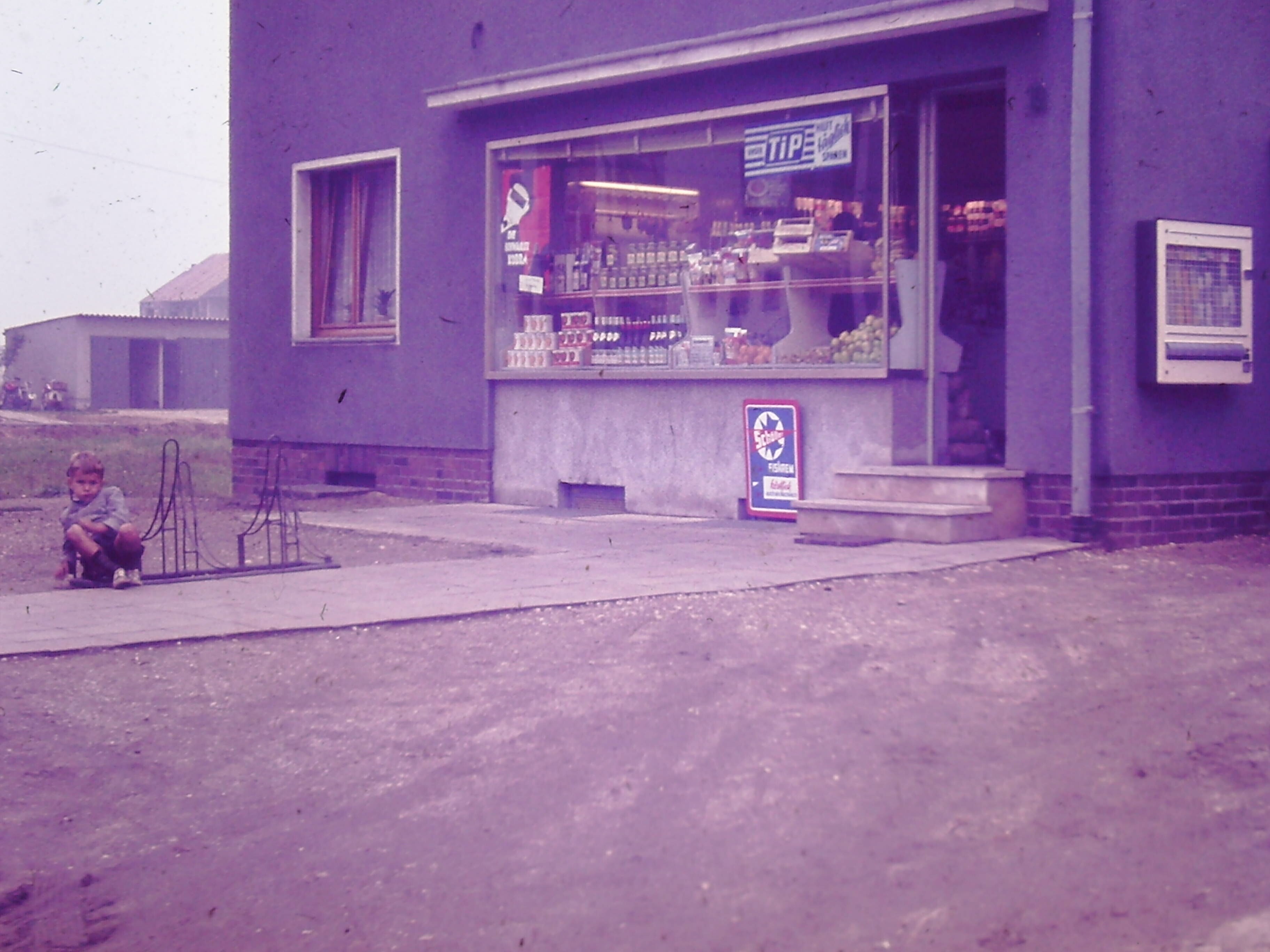 Geschäft | Fuchsiusstraße 10 | Lebensmittel- und Milchgeschäft Klein | circa 1960 (Heimatmuseum Sindorf CC BY-NC-SA)