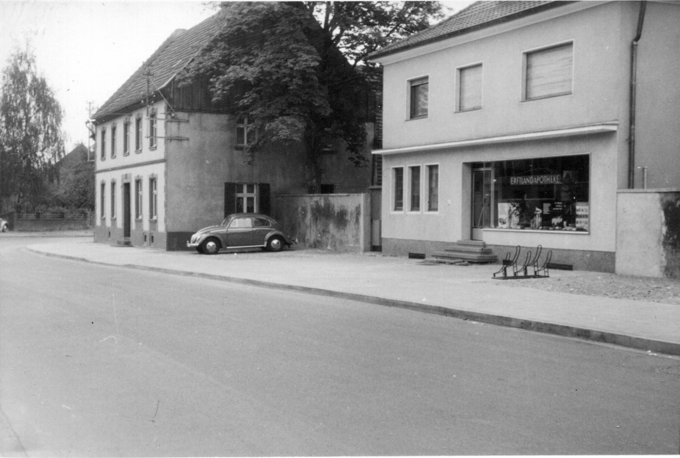 Apotheke | Erftstraße 8 | Erftlandapotheke | circa 1960 (Heimatmuseum Sindorf CC BY-NC-SA)