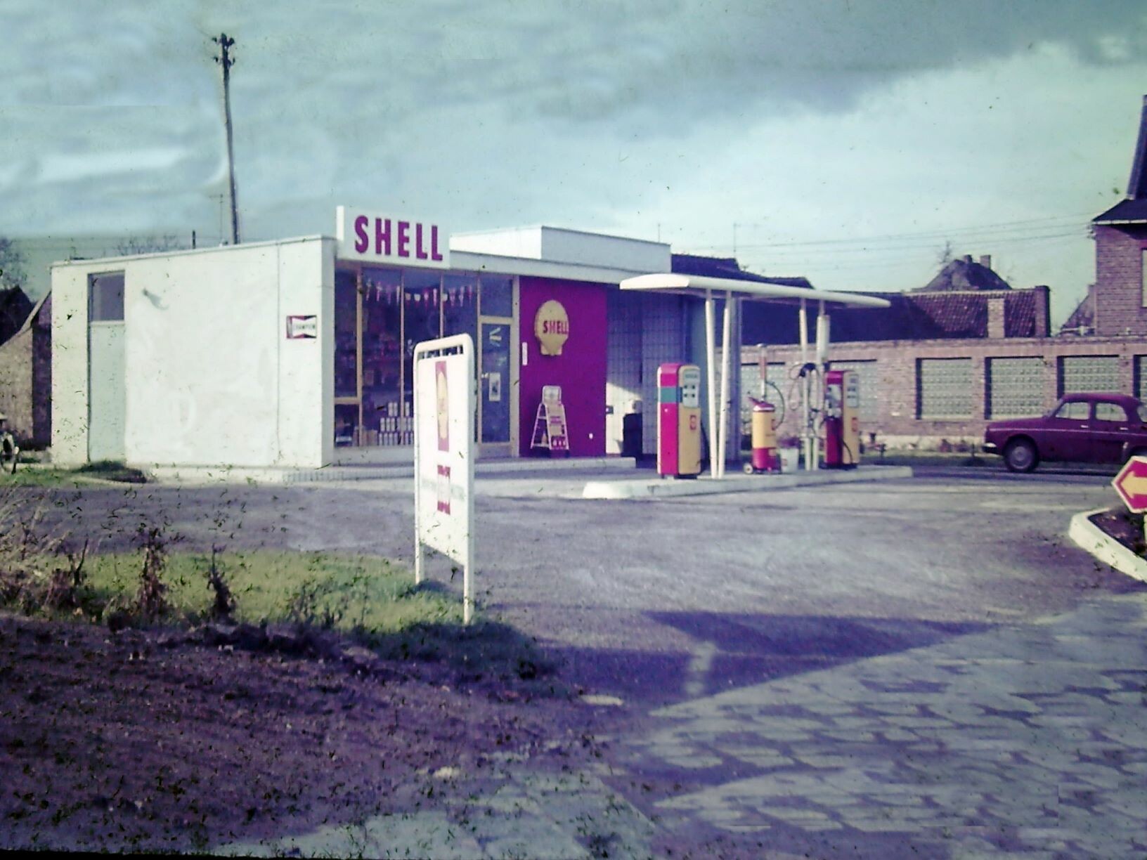 Geschäft | Kerpener Straße 18 | Shell-Tankstelle Schmitz | circa 1950 (Heimatmuseum Sindorf CC BY-NC-SA)