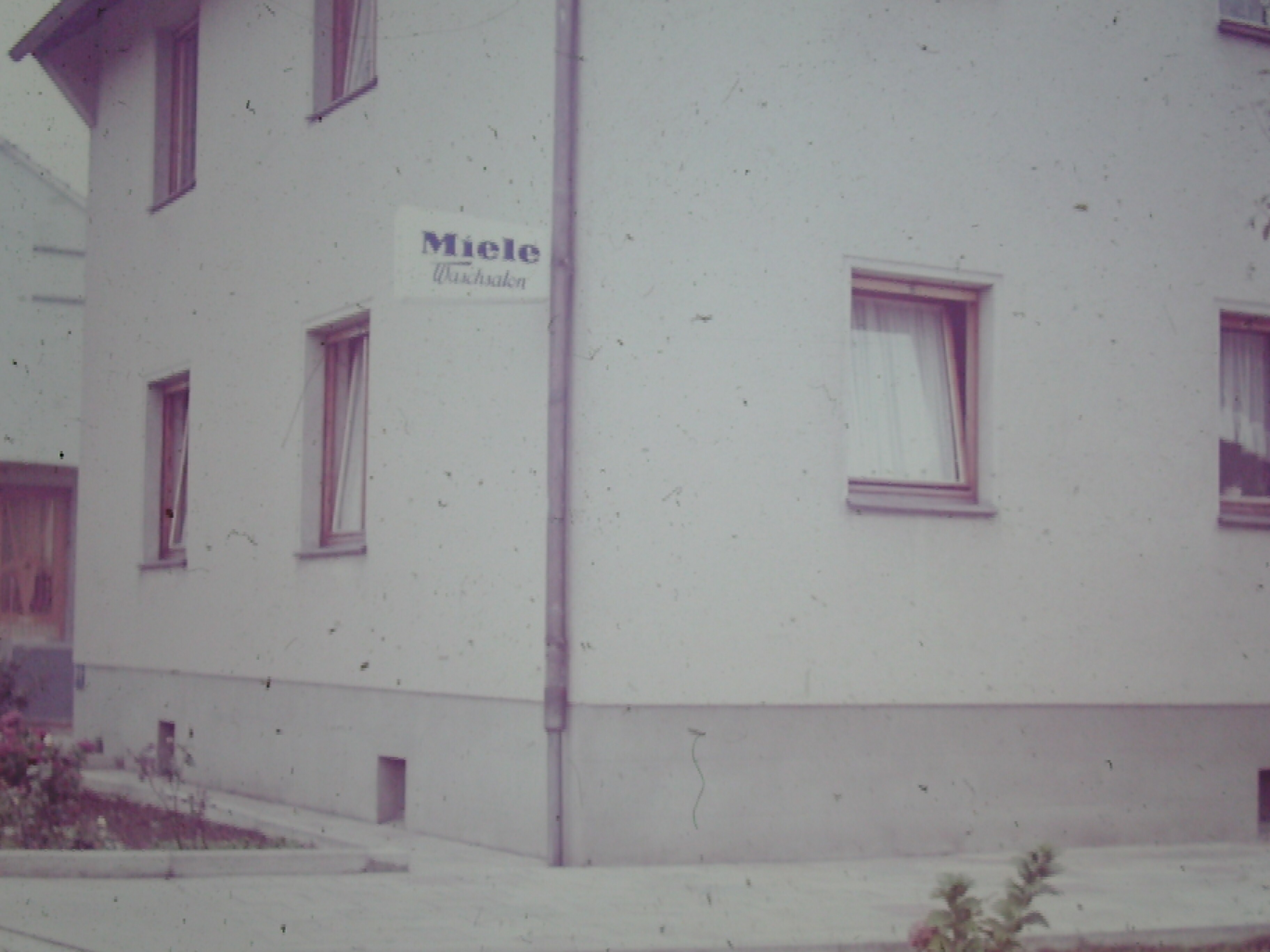Foto Straße Gebäude 1950-1960 | Breite Straße 52 | Wäscherei und Heißmangel Fallnich | circa 1960 (Heimatmuseum Sindorf CC BY-NC-SA)