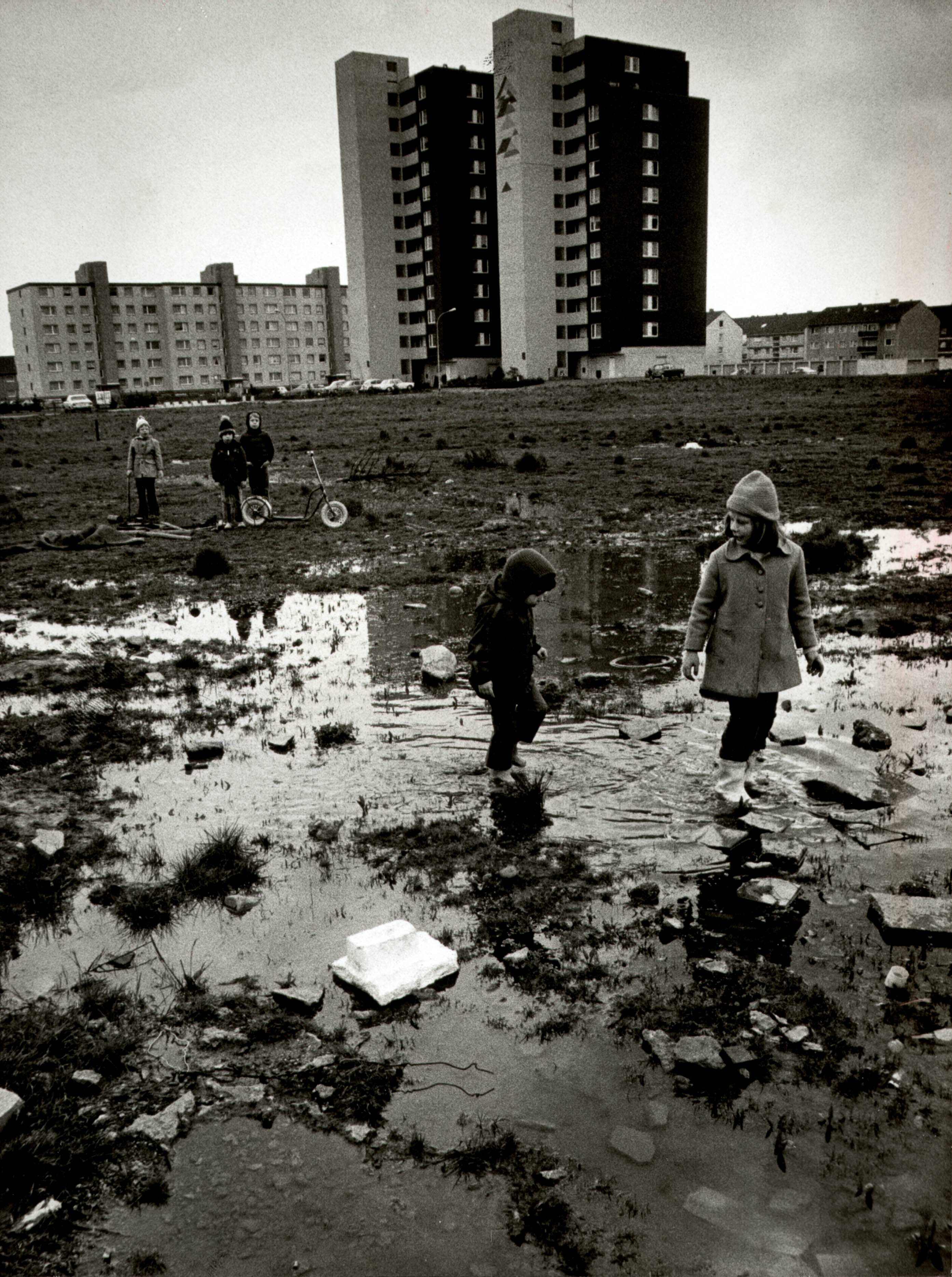 Foto Straßen Gebäude 1950-1999 | Berliner Ring | Kinder spielen im Matsch | 1979 (Stadtarchiv Kerpen CC BY-NC-SA)