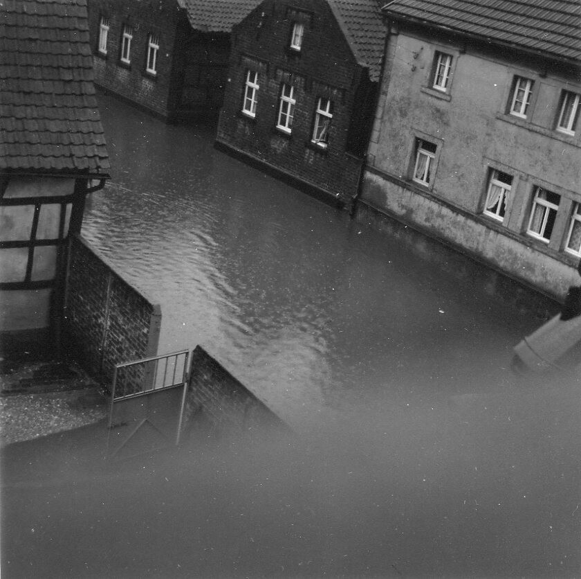 Foto Straßen Gebäude 1950-1999 | Erftstraße | Hochwasser | 1956 (Heimatmuseum Sindorf CC BY-NC-SA)