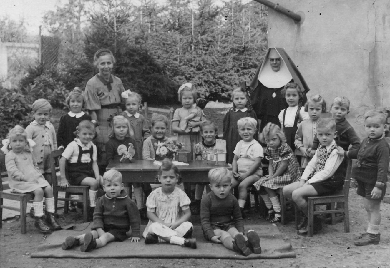 Foto Personen 1900-1949 | Kindergartenkinder | 1940 (Heimatmuseum Sindorf CC BY-NC-SA)