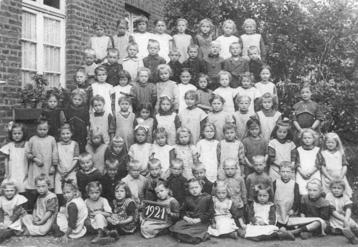 Foto Personen 1900-1949 | Schülerinnen und Schüler | 1921 (Heimatmuseum Sindorf CC BY-NC-SA)