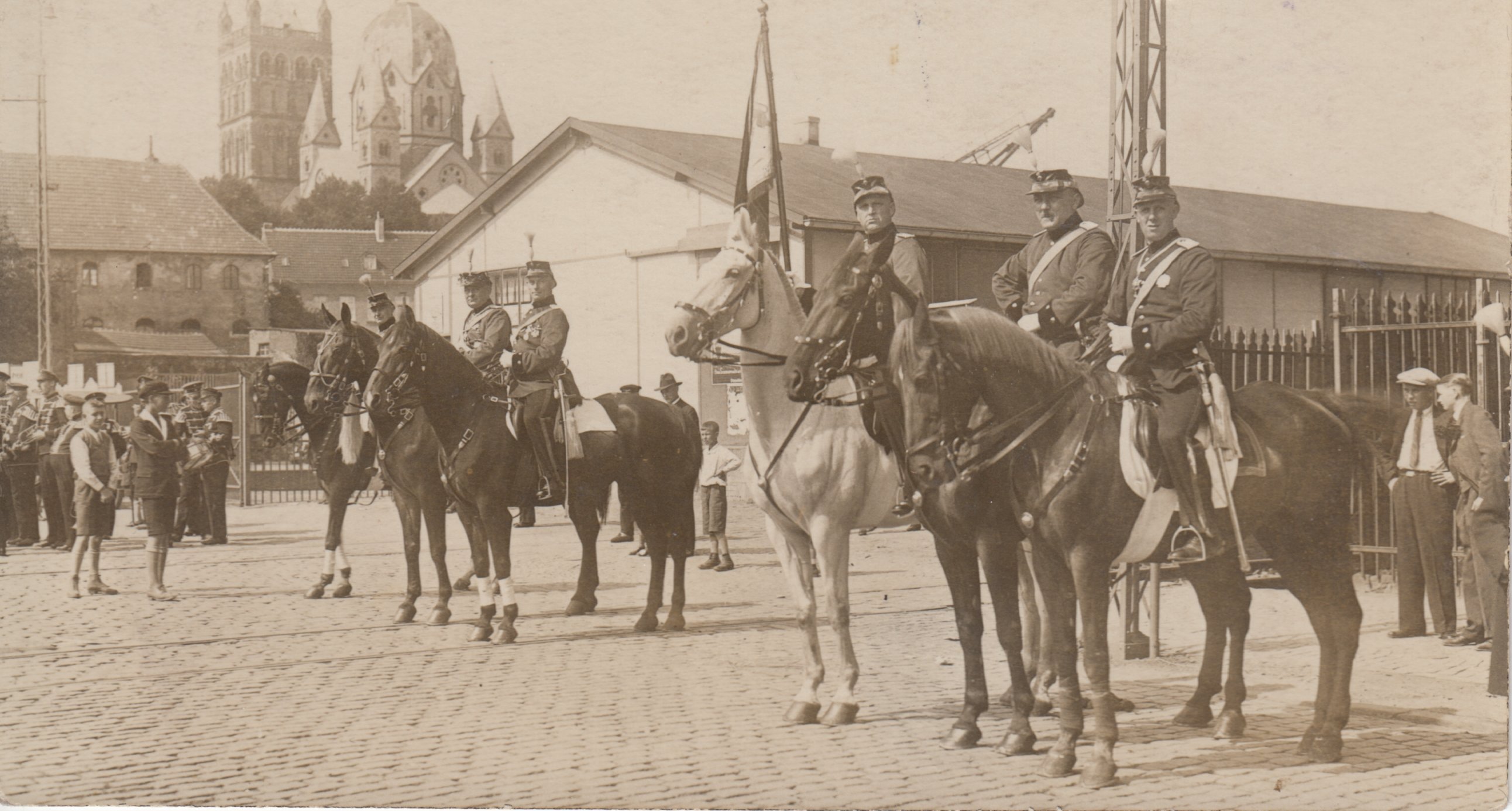 Gruppenbild des Artilleriekorps um 1930 (Rheinisches Schützenmuseum Neuss CC BY-NC-SA)