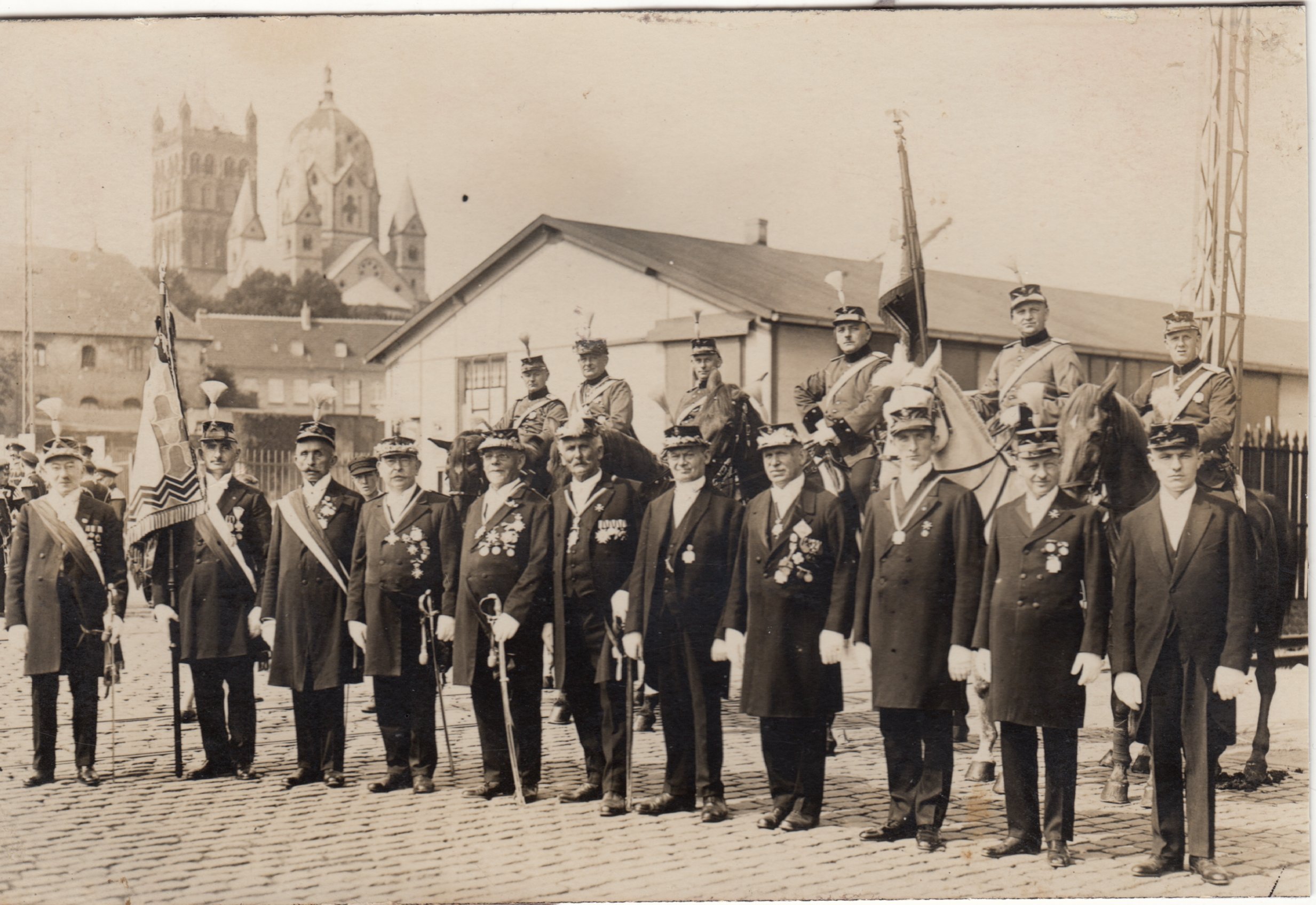 Gruppenbild Fahnengruppe der Artillerie Neuss 1932 (Rheinisches Schützenmuseum Neuss CC BY-NC-SA)