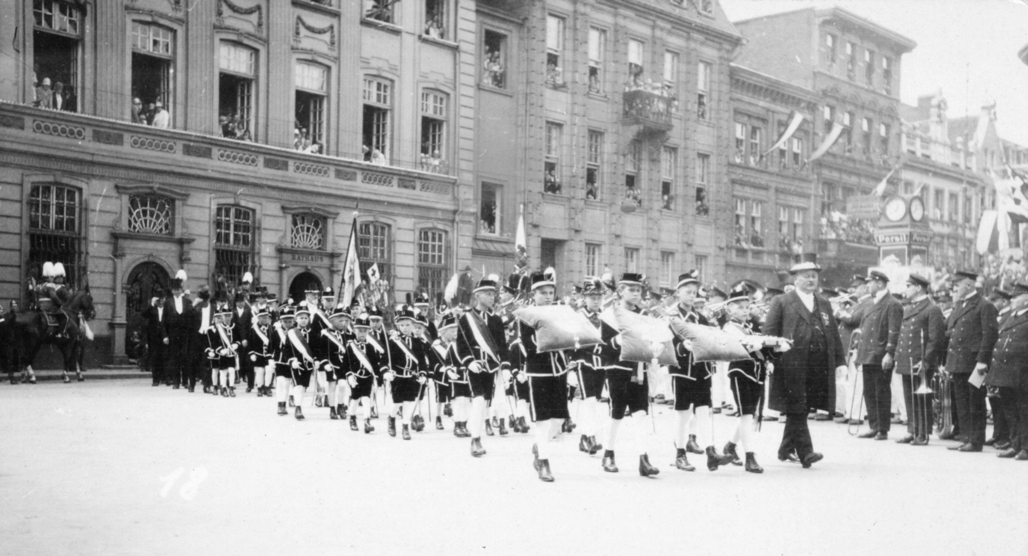 Der Edelknabenkönig vor der Parade um 1925 (Rheinisches Schützenmuseum Neuss CC BY-NC-SA)