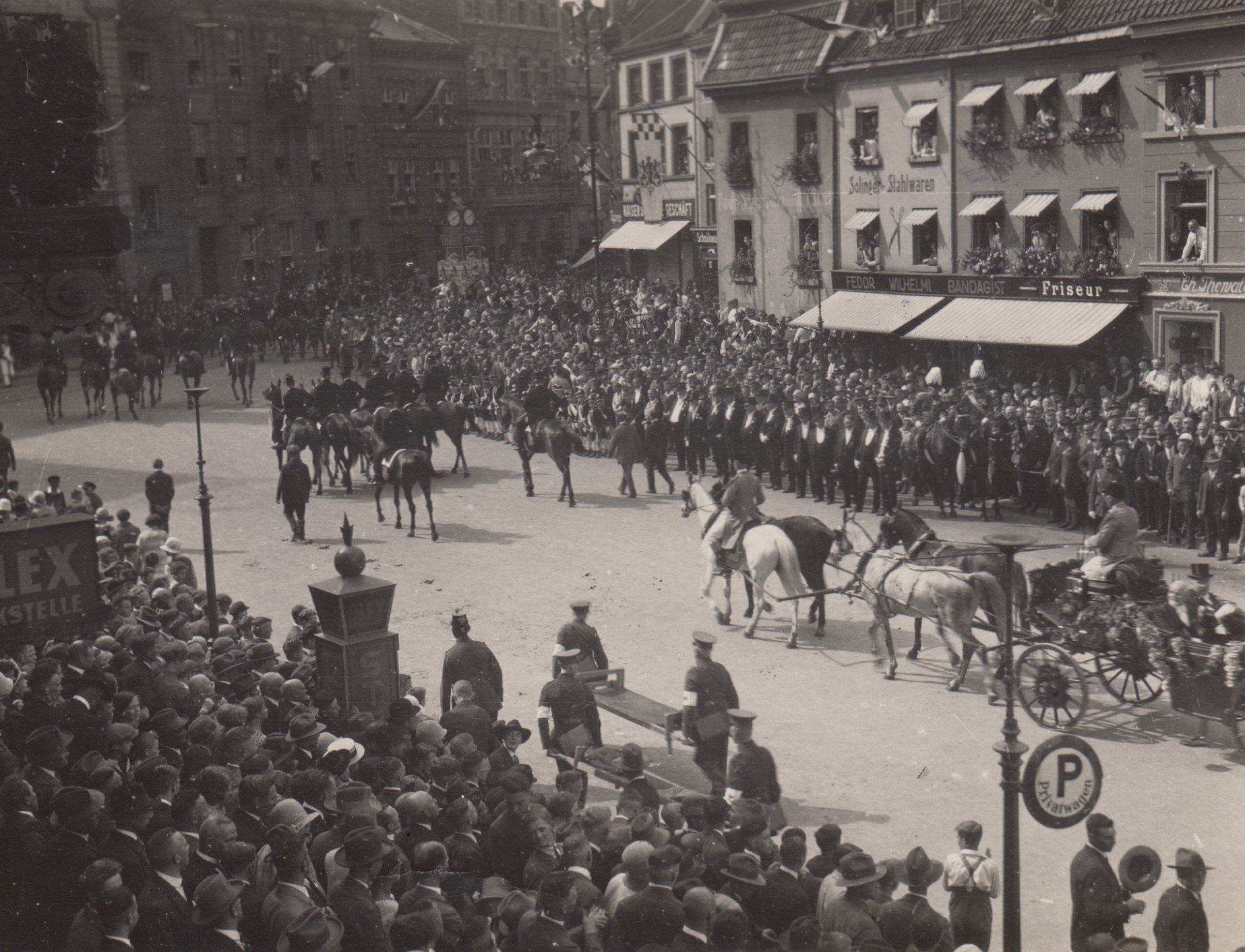 Neusser Reitercorps, auf dem Markt 1928 (Rheinisches Schützenmuseum Neuss CC BY-NC-SA)