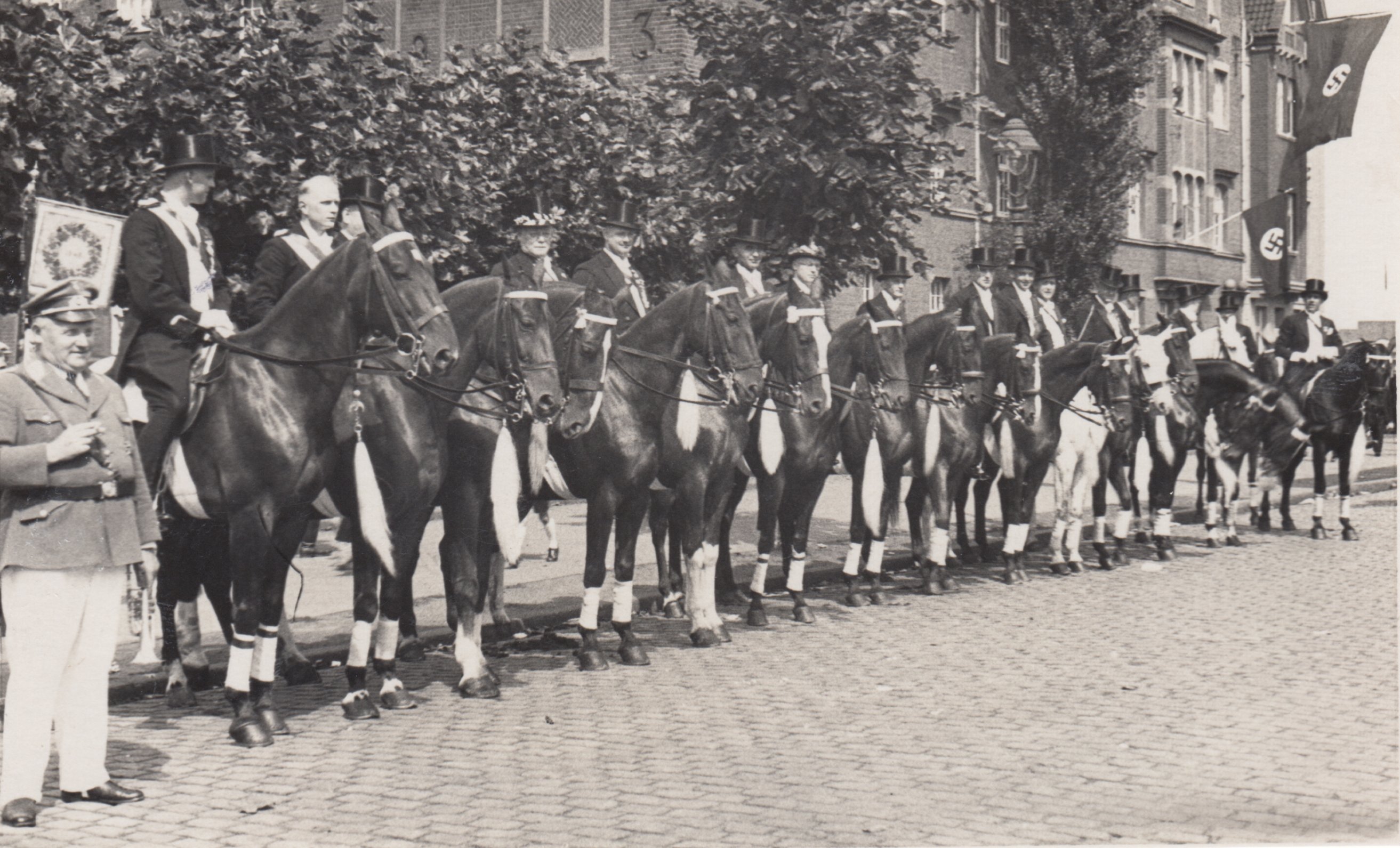 Gruppenbild Neusser Reitercorps 1932 (Rheinisches Schützenmuseum Neuss CC BY-NC-SA)