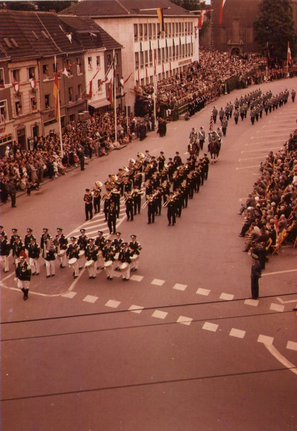 Neusser Schützengilde, erste Parade, 1962 (Rheinisches Schützenmuseum Neuss CC BY-NC-SA)