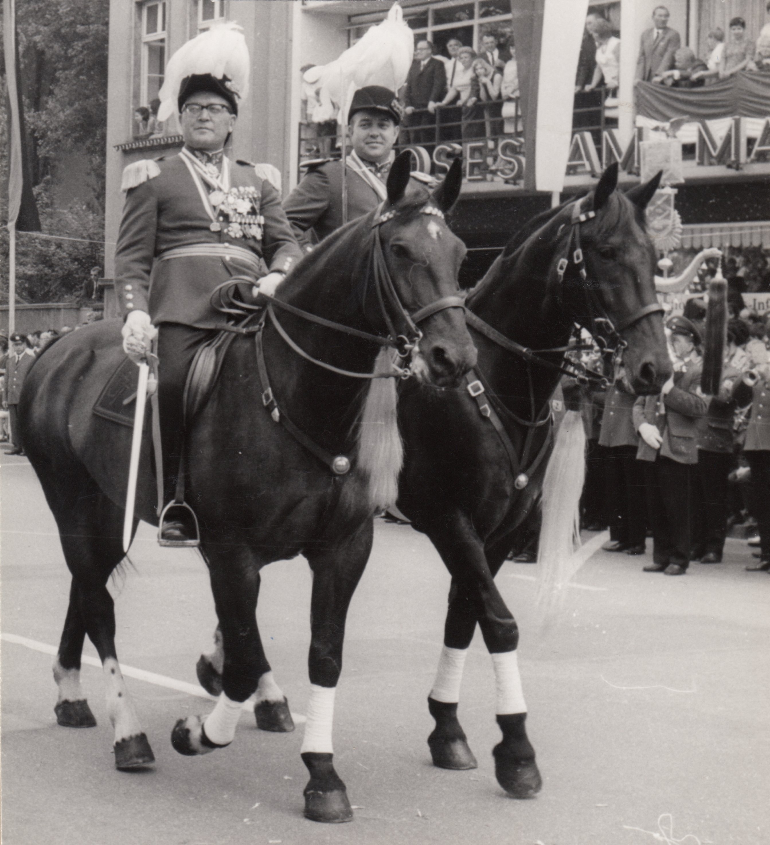 Neusser Grenadierkorps, Major Josef Tilmes und sein Adjutant Berni Schmitz, 1974 (Rheinisches Schützenmuseum Neuss CC BY-NC-SA)