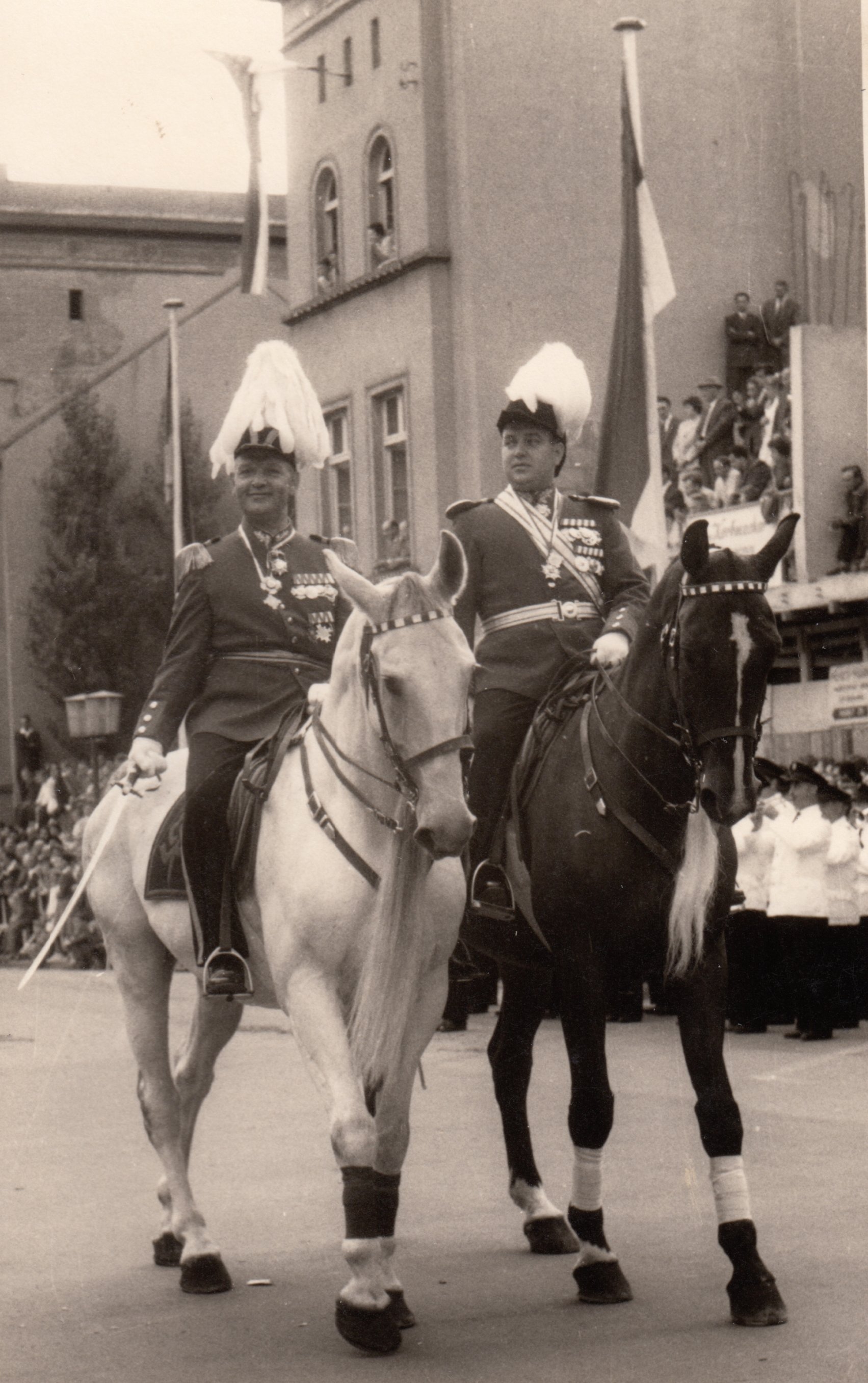 Neusser Grenadierkorps, Major Clemens Klosterberg mit Adjutant Berni Schmitz, 1959 (Rheinisches Schützenmuseum Neuss CC BY-NC-SA)